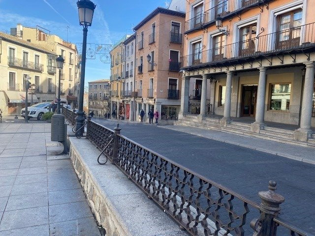 Casco Histórico. Local comercial con 190 m2 en 3 plantas. Buen estado.