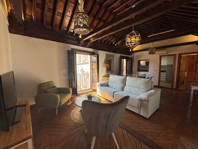 Casco histórico. Piso con 114 m2 una joya en el centro del casco. TIENE LICENCIA DE PISO TURISTICO ACTIVA.Con 1 dormitorio y 2 baños. Balcones a la catedral.