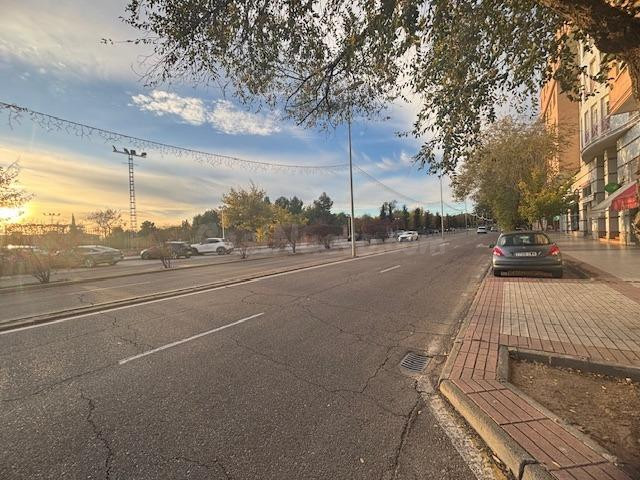 Avenida Europa. Local comercial con 220 m2 en 3 plantas. Con doble escaparate.