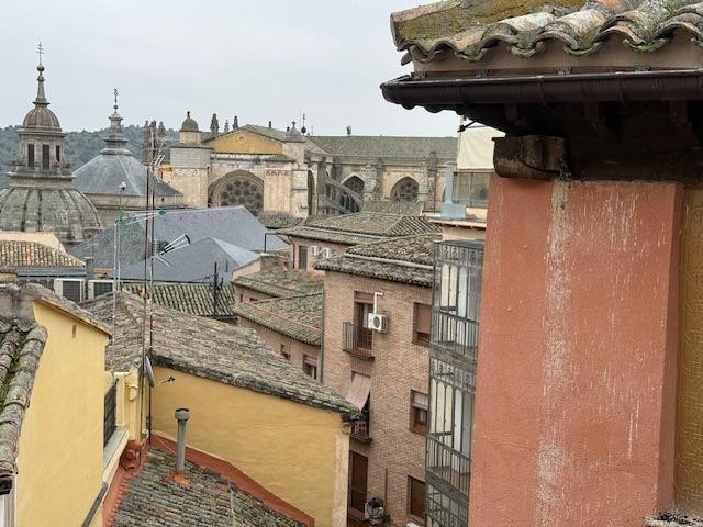 TOLEDO, ZONA CASCO HISTÓRICO,EDIFICIO CENTRICO , CERCANO A LA CATEDRAL, EN 4 PLANTAS, CON VISTAS DESPEJADAS