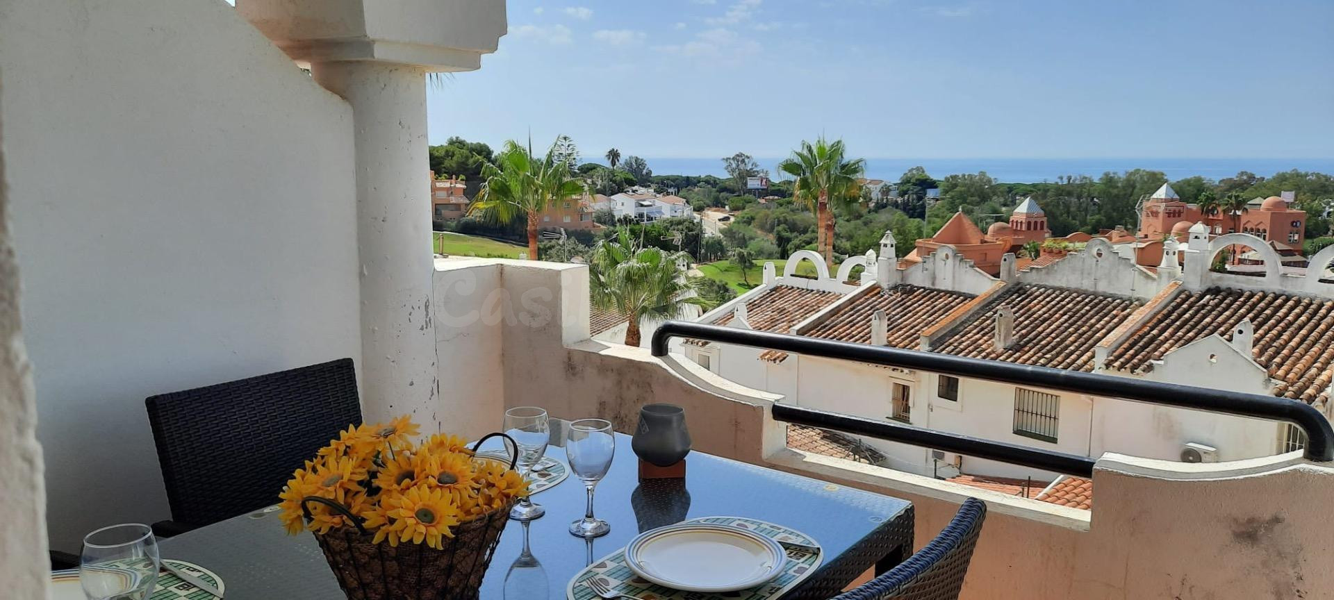 Marbella (Málaga). Dúplex con 80 m2 AMUEBLADO con 2 dormitorios con 2 baños, y terraza muy agradable frente del mar. Alquiler temporal.