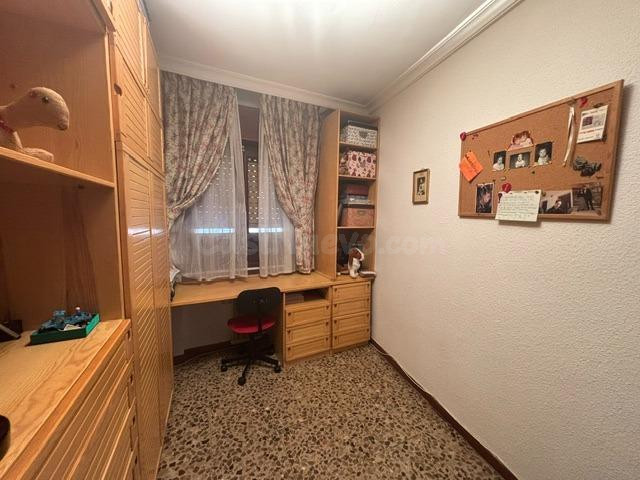 Casco Historico. Piso con 160 m2, con 4 dormitorios con balcones a la calle, y 2 baños. Garaje. Trastero. Ascensor.