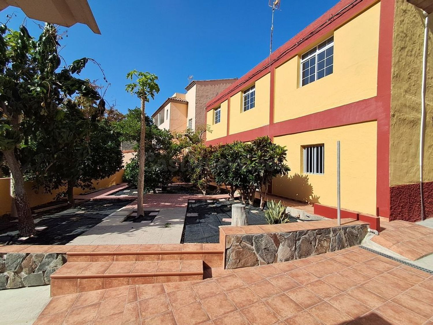 Canarias Paradise Real Estate - Amplia vivienda de 3 dormitorios con jardín privado de 213,5 m2 en Cercado de Espino, Gran Canaria
