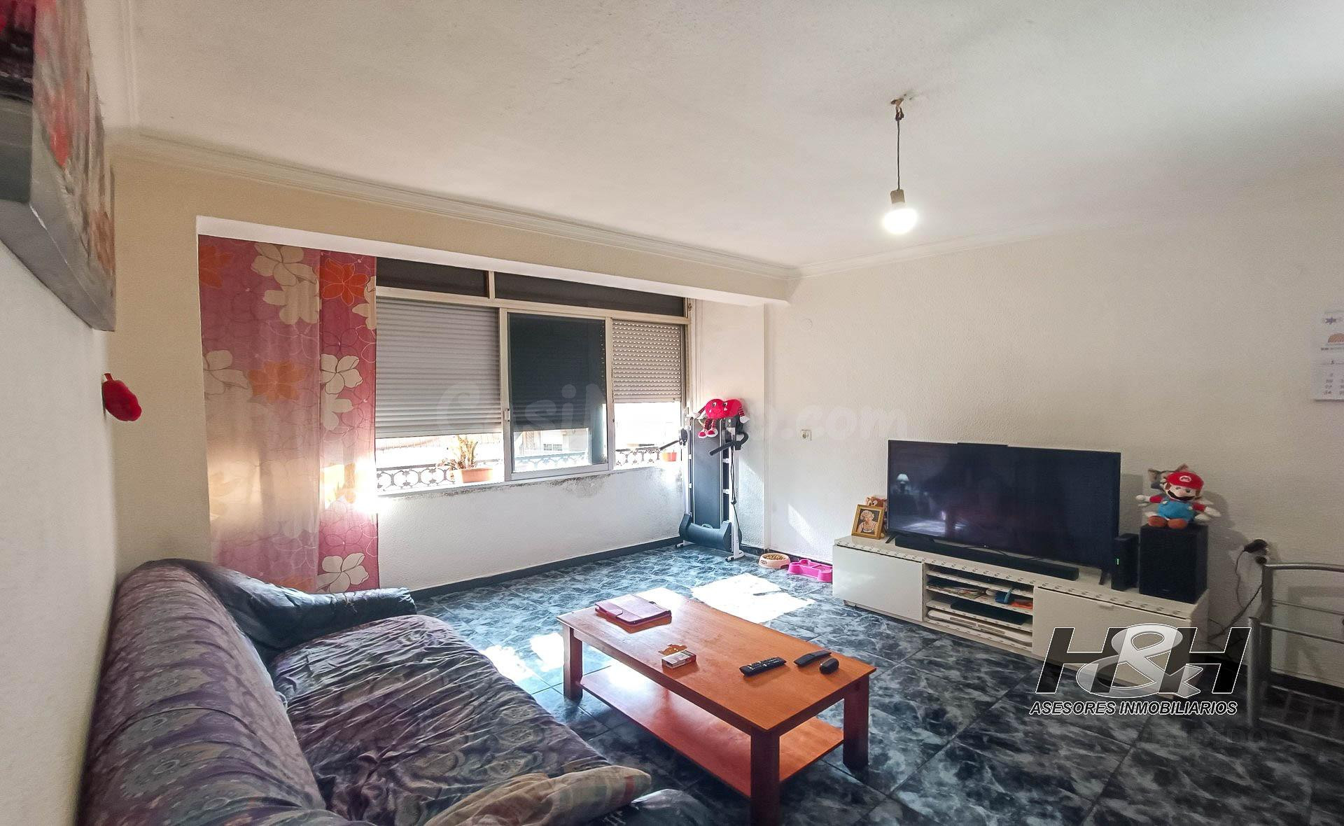 Piso luminoso en finca con ascensor. / HH Asesores, Inmobiliaria en Burjassot/