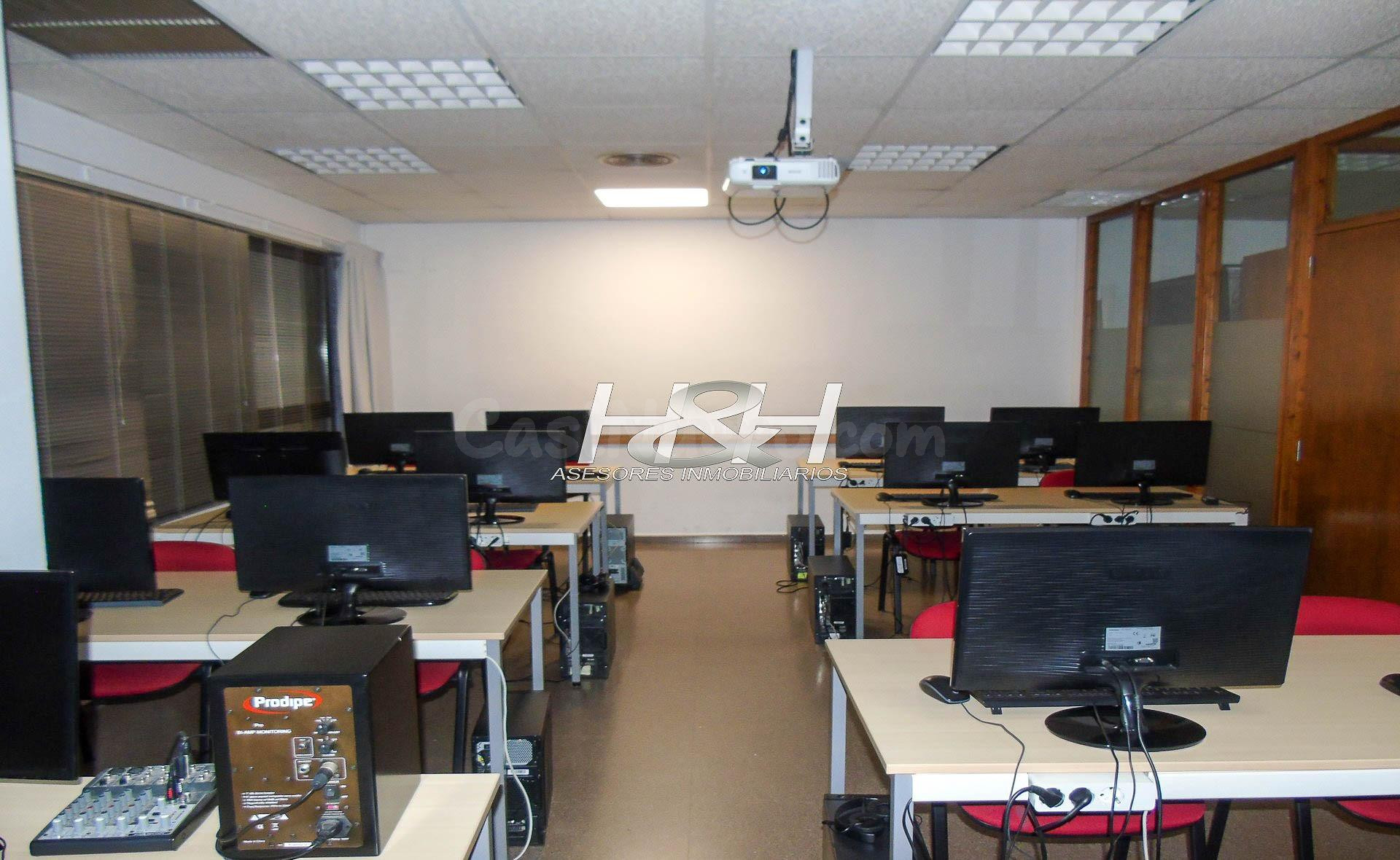 Local comercial 4 habitaciones 138m² en alquiler - La Creu del Grau