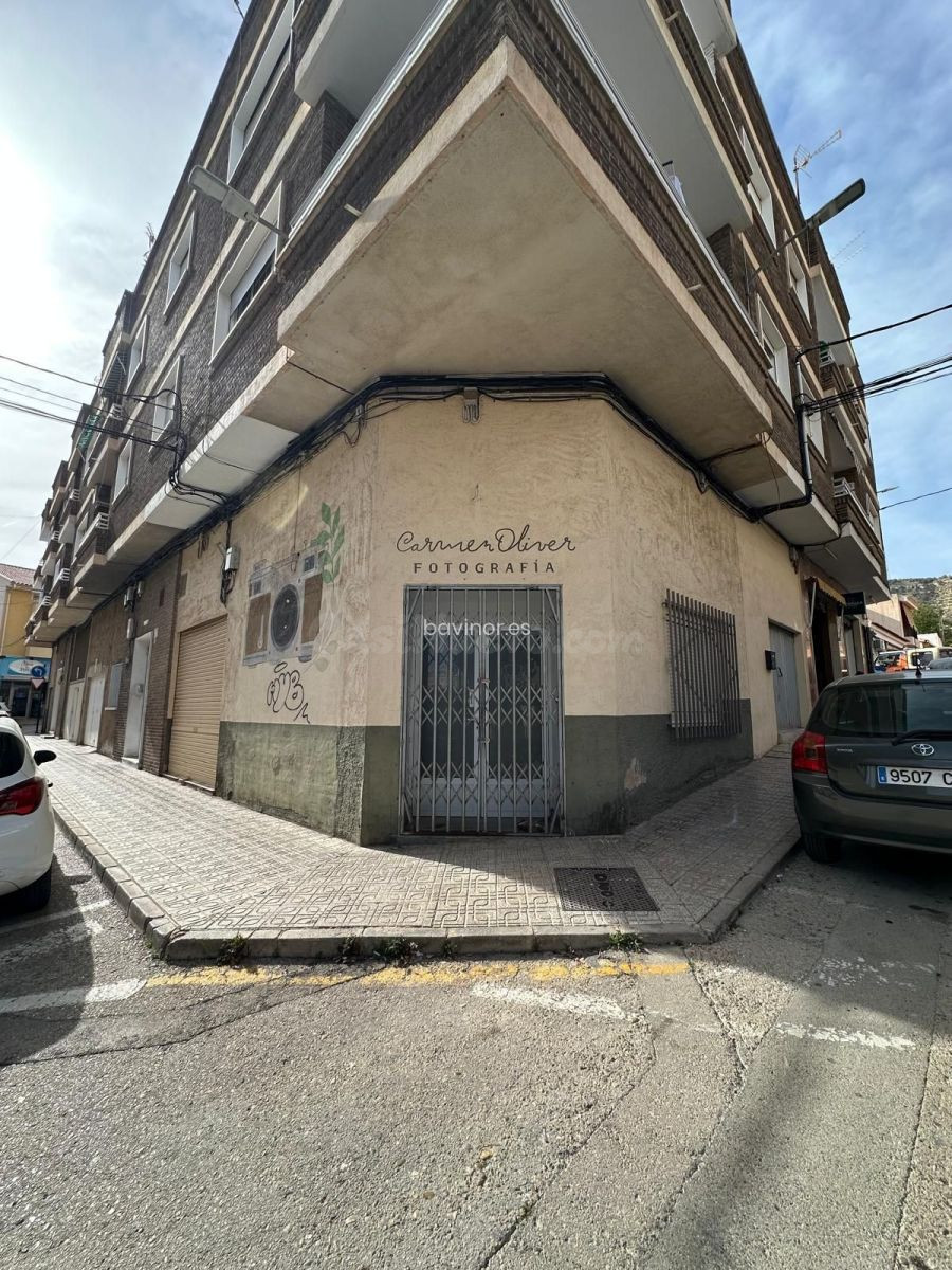 Bajo comercial en esquina en venta — 60 m2