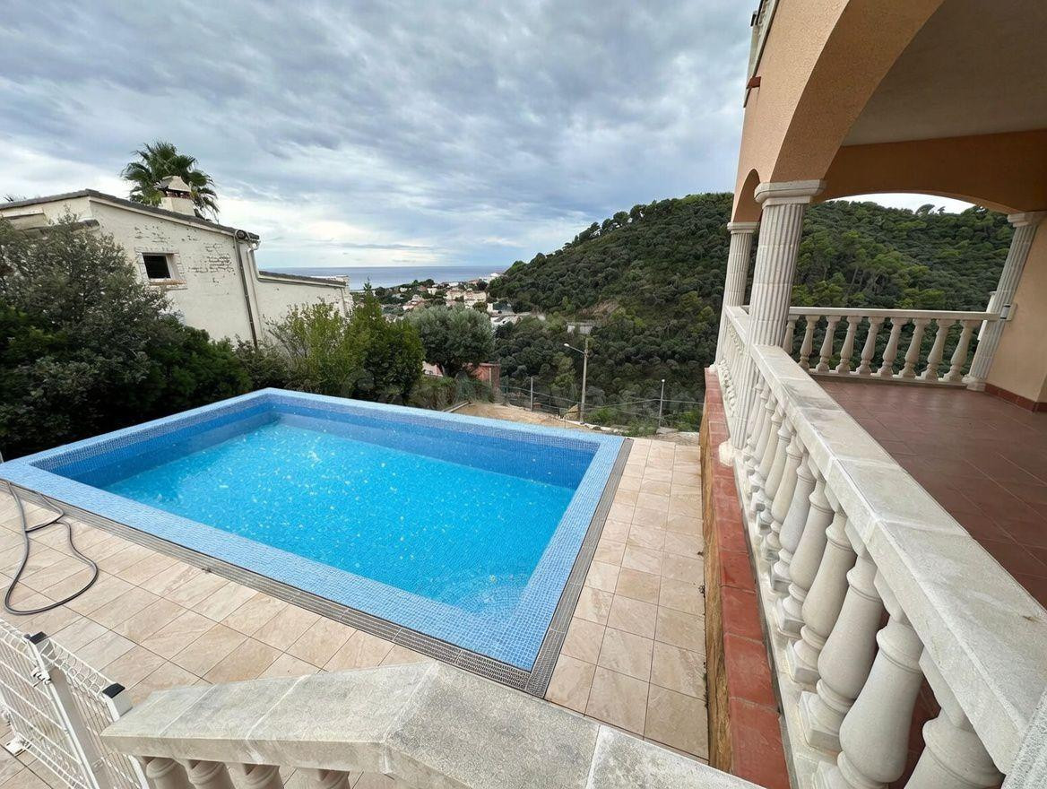 Torre a 4 vientos con piscina y vistas panorámicas