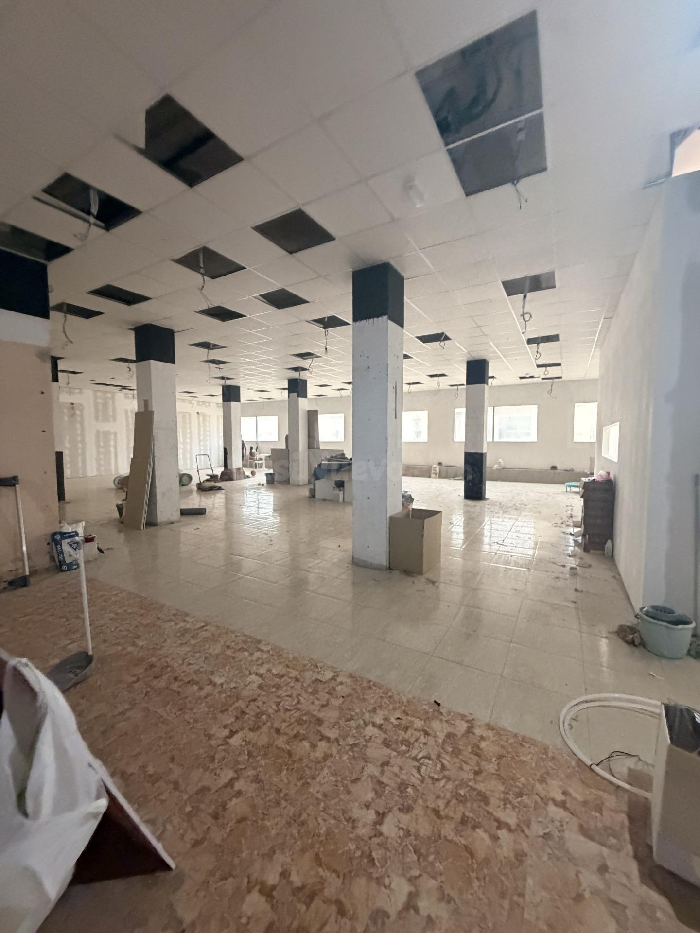 GRAN LOCAL EN EL VENDRELL DE 570 M2