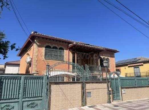 ***SE ALQUILA CASA/ CHALET EN CALLE ATARFEÑO, LA CRUZ IDEAL PARA ESTUDIANTES***