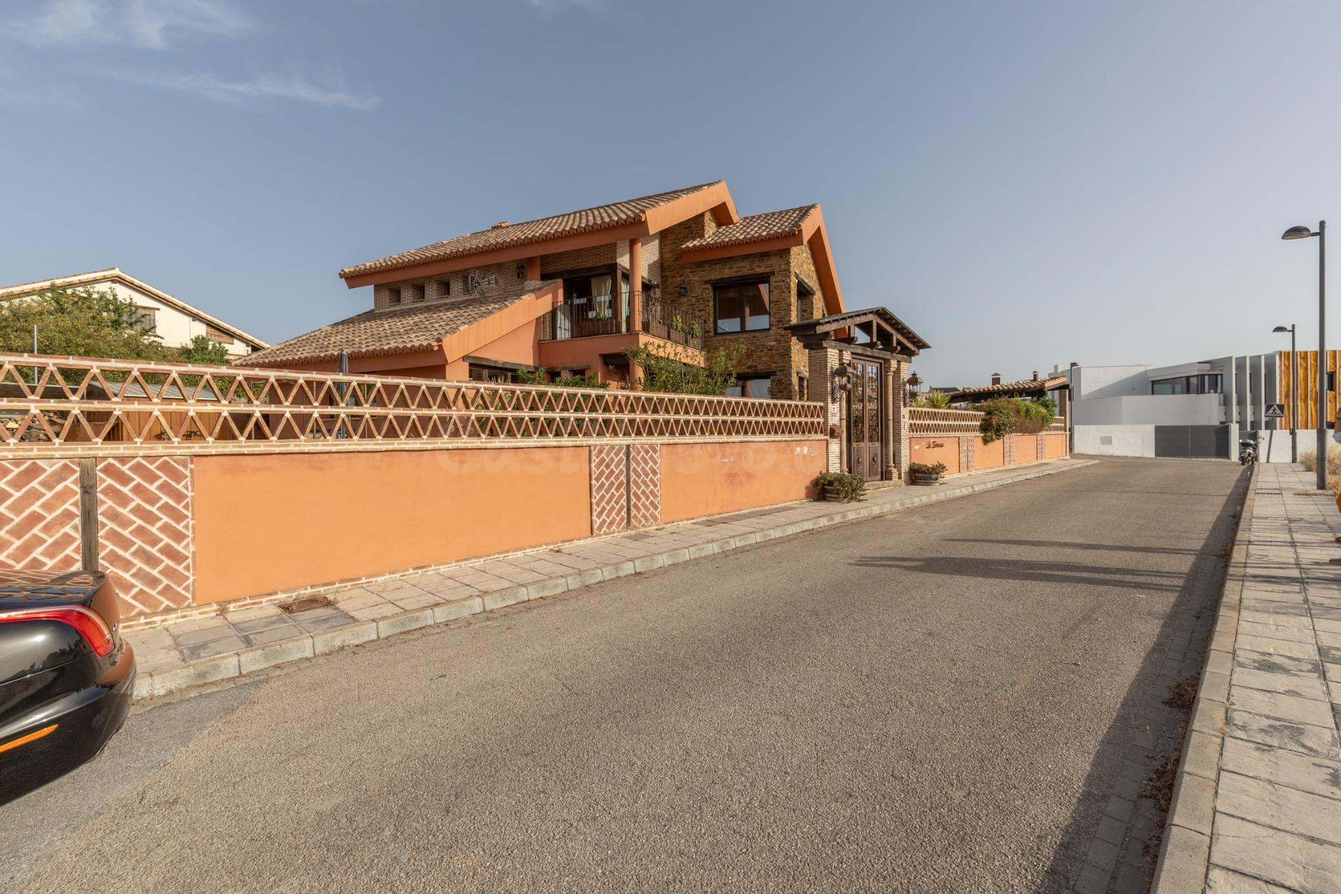 Chalet independiente en venta en Calle Cullar Vega 2, Altos de la Zubia