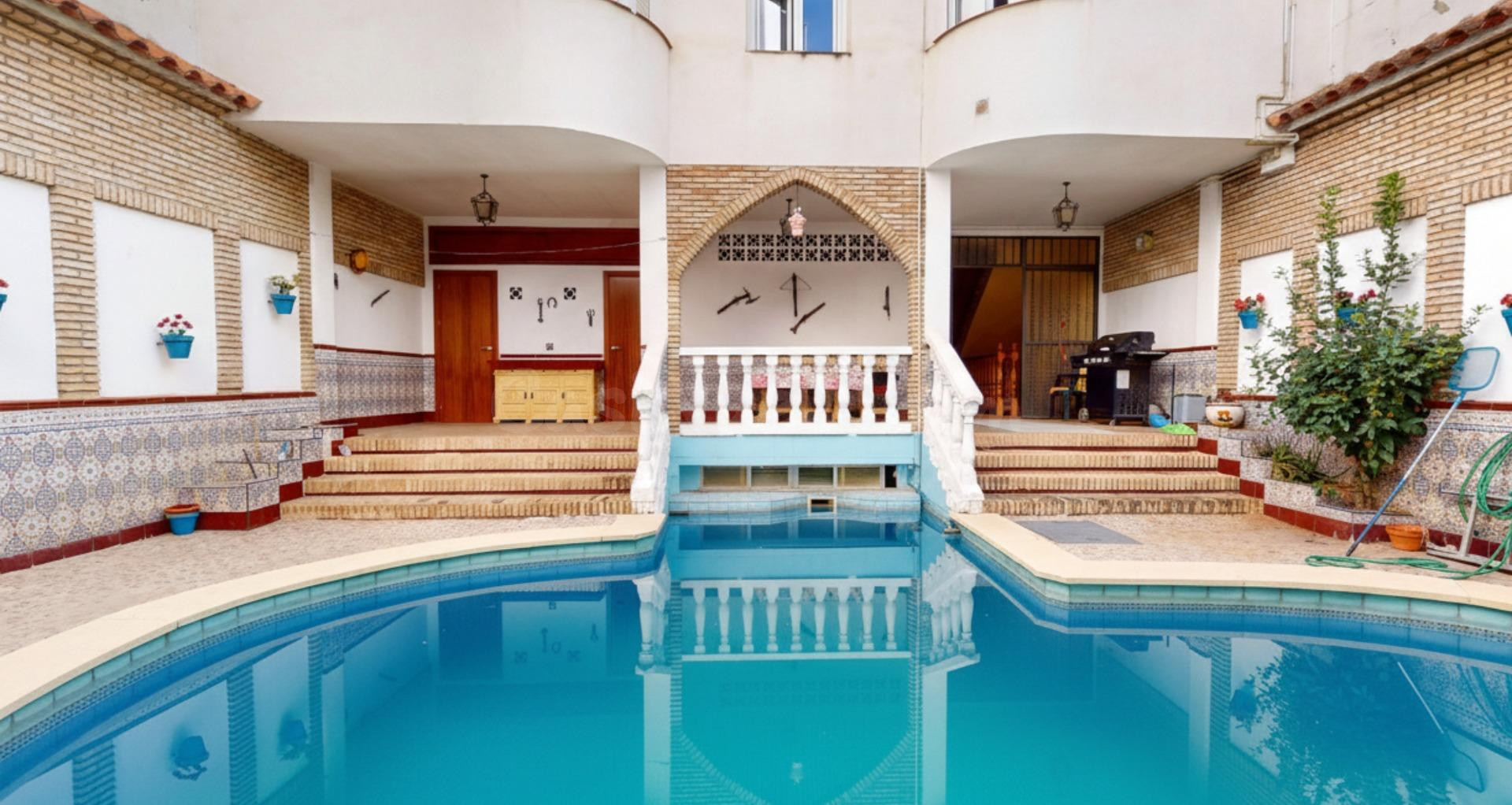 Casa en la Viñuela-Rescatado con piscina propia, 2 pisos, cocheras y mucho más.
