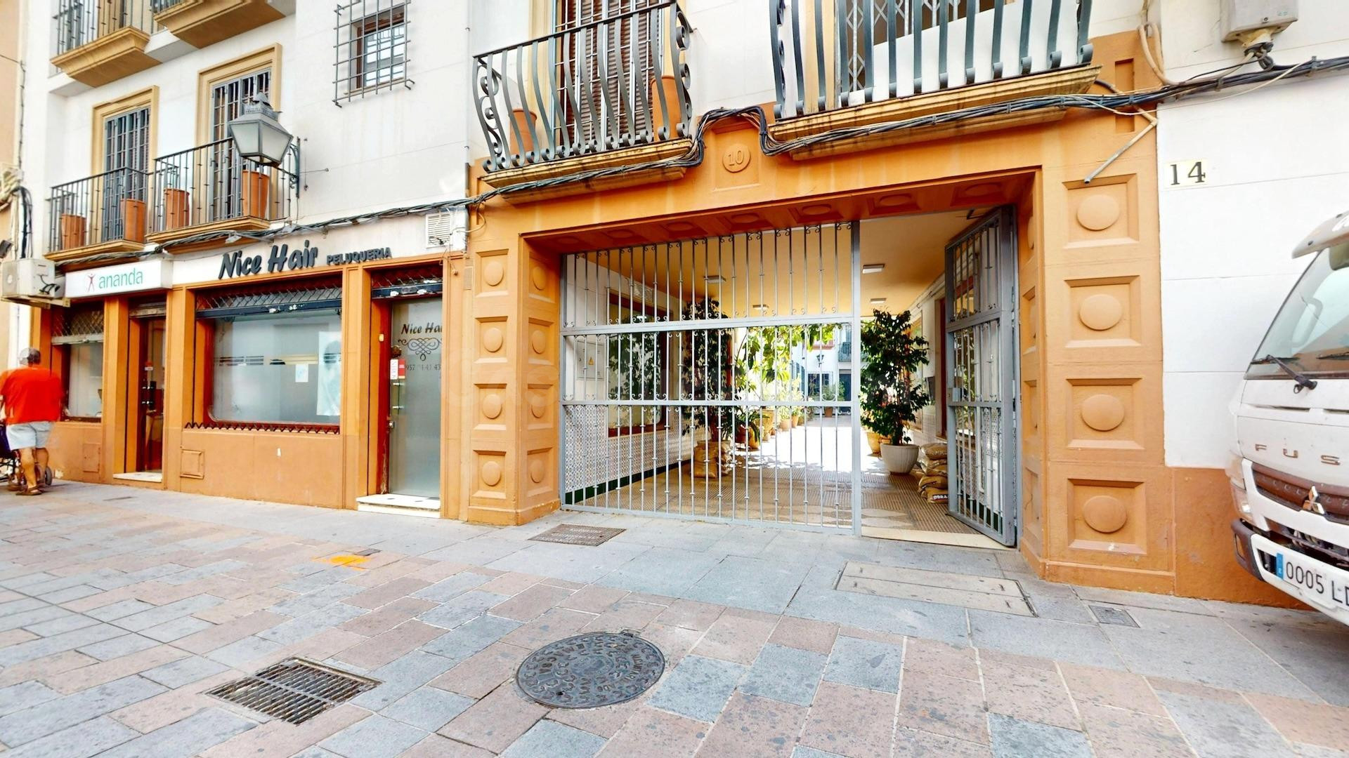 PISAZO PARA PONER A SU GUSTO EN PLENO CENTRO DE CÓRDOBA CON COCHERA DISPONIBLE
