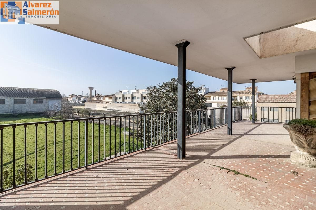 Casa con terreno y nave en Santa Fe