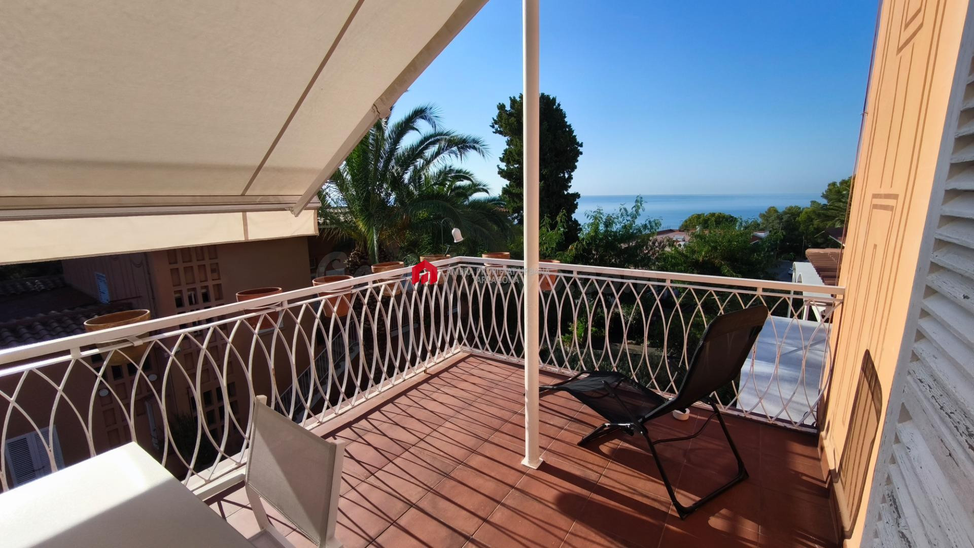 ALQUILER POR TEMPORADA Precioso piso en la zona de la platja Llarga de 3 dormitorios.