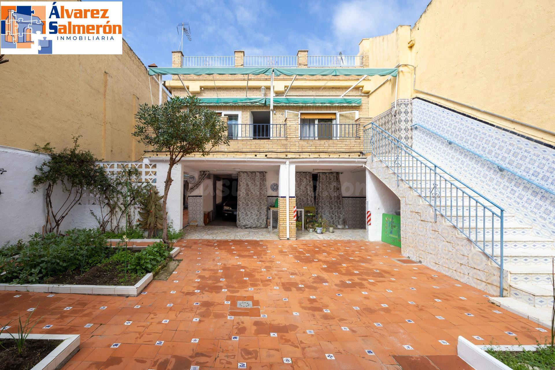 CASA EN PLENO CENTRO DE ARMILLA