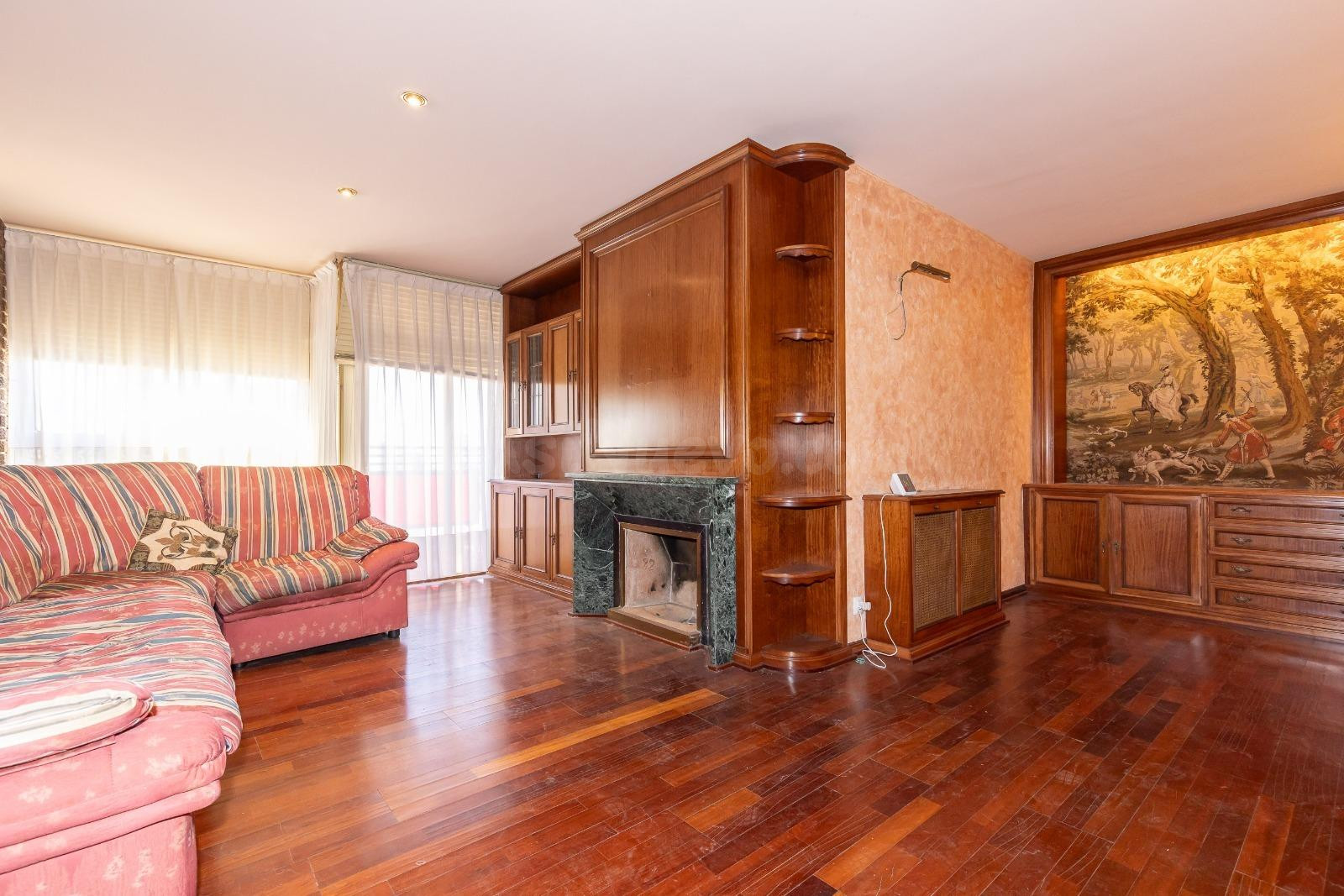 Oportunidad: vivienda, despacho y dos plazas de aparcamiento en Rambla Nova