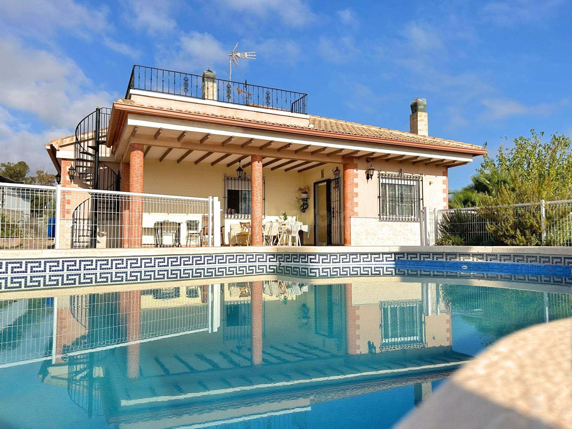 Chalet Premium a 4 min de Novelda: Acabados Top, Piscina y Vistas Despejadas