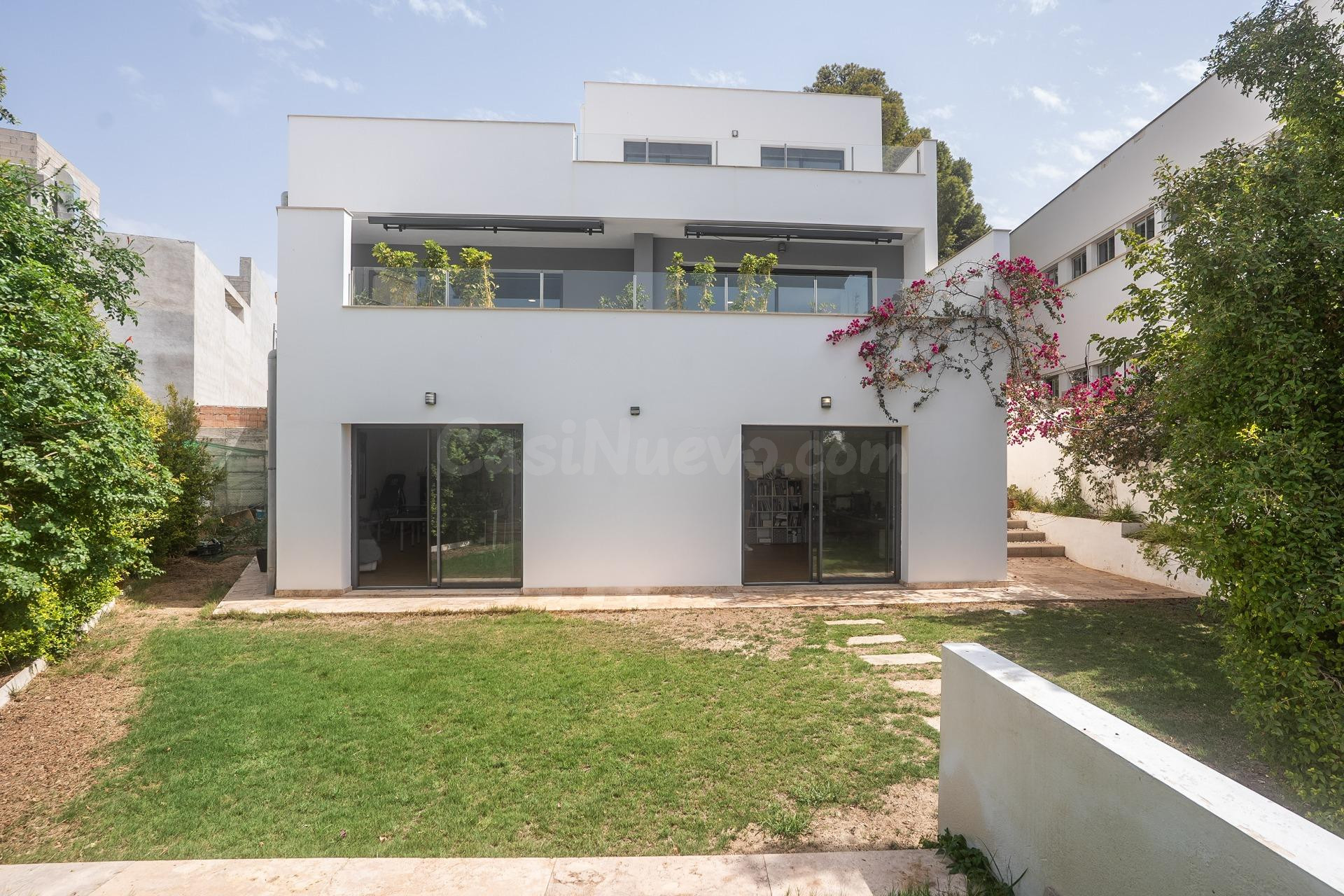 Chalet independiente de 414 m2 junto a Calle Granada — Almer