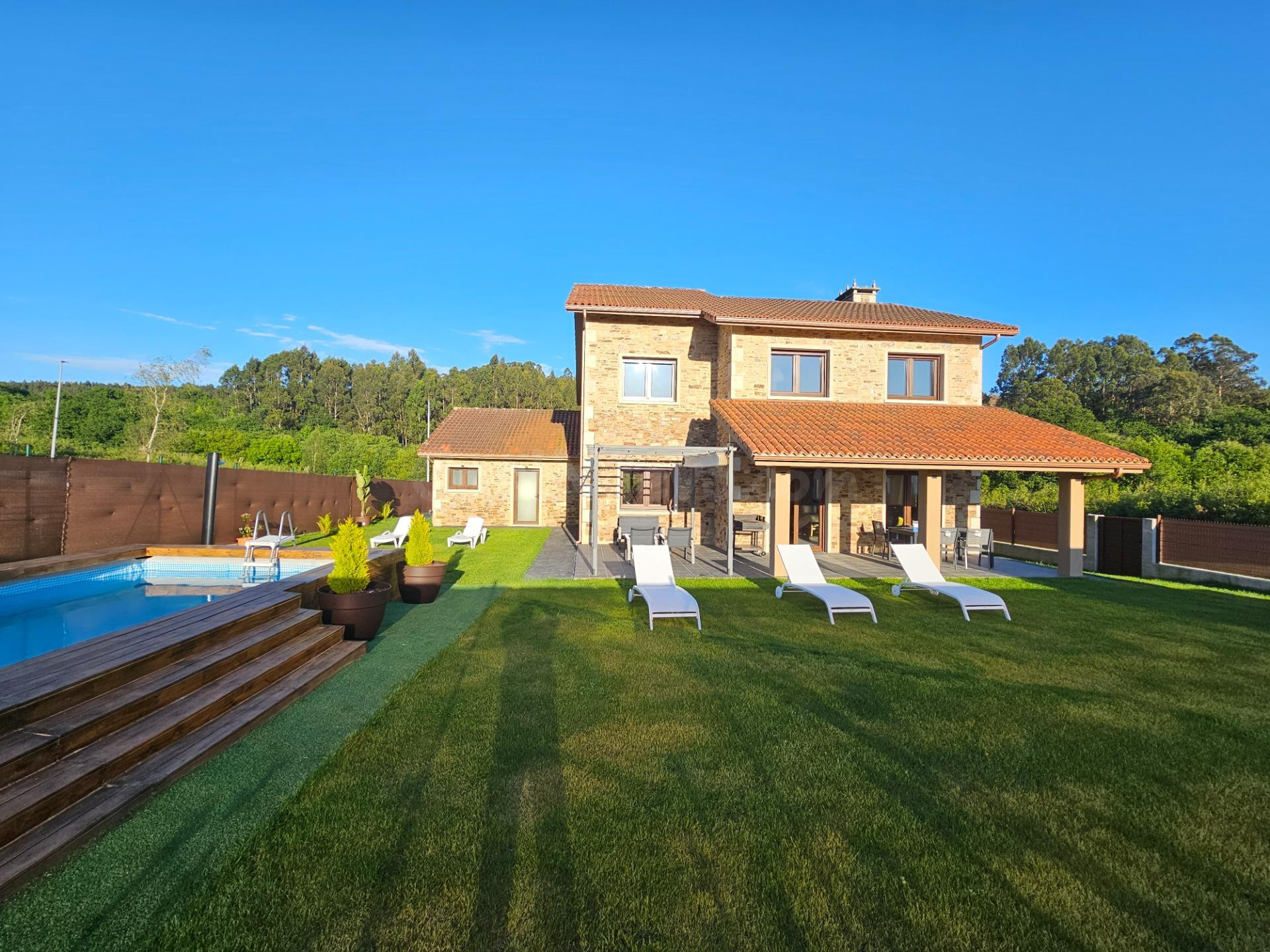Se Vende Chalet con Excelentes Calidades en Urbanización Costa Miño Golf 374 m2 con Jardín y Piscina