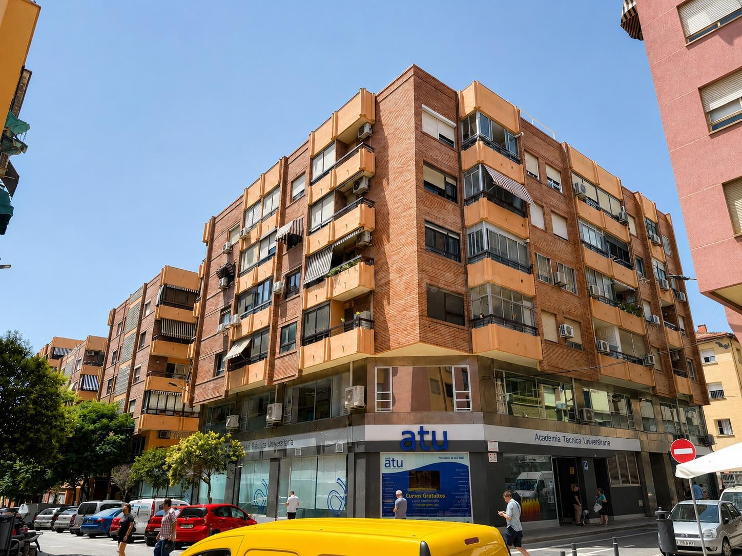 AMPLIA VIVIENDA DE 4 DORMITORIOS EN BENALUA JUNTO AL CENTRO