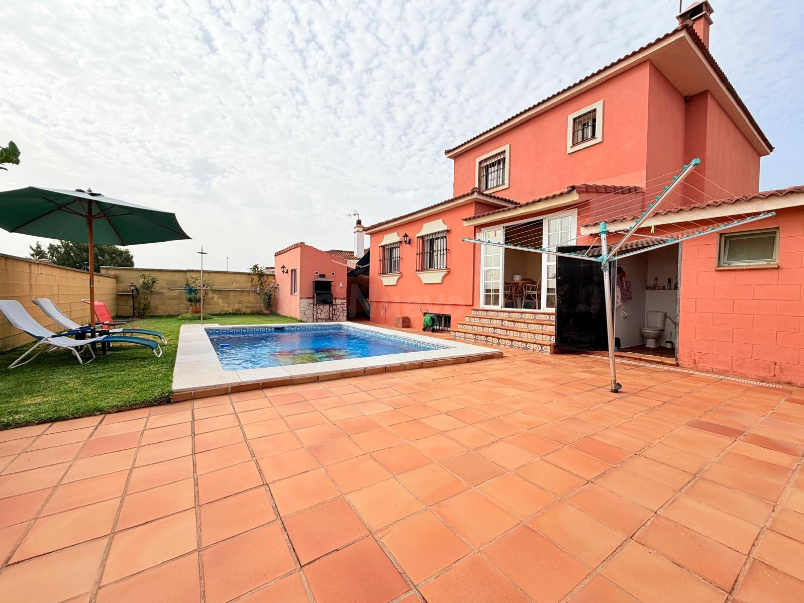 ¡ESPECTACULAR CHALET INDEPENDIENTE EN LA MENACHA!