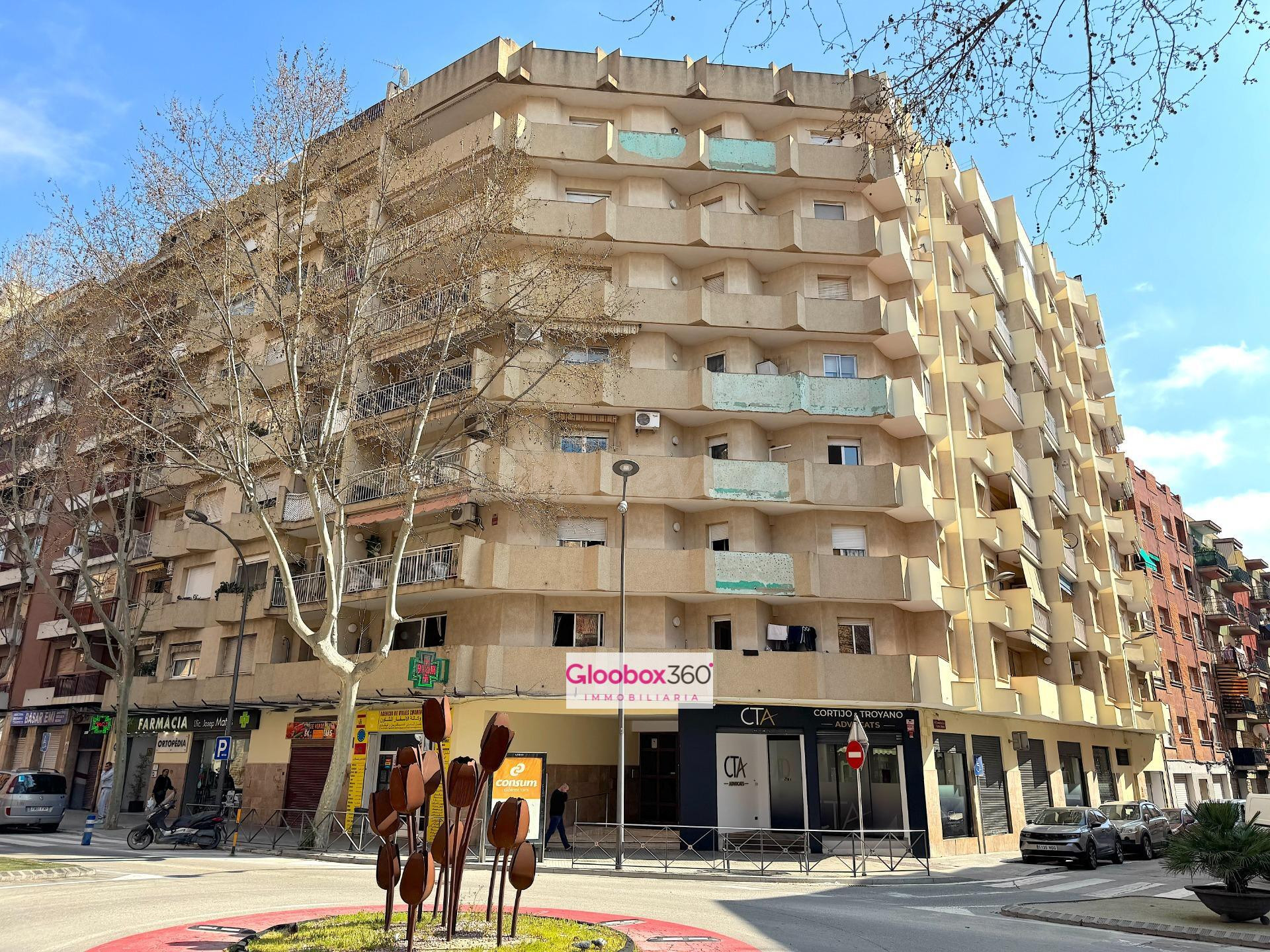 “Amplio piso de 5 habitaciones con terraza en Av. Pere el Ce