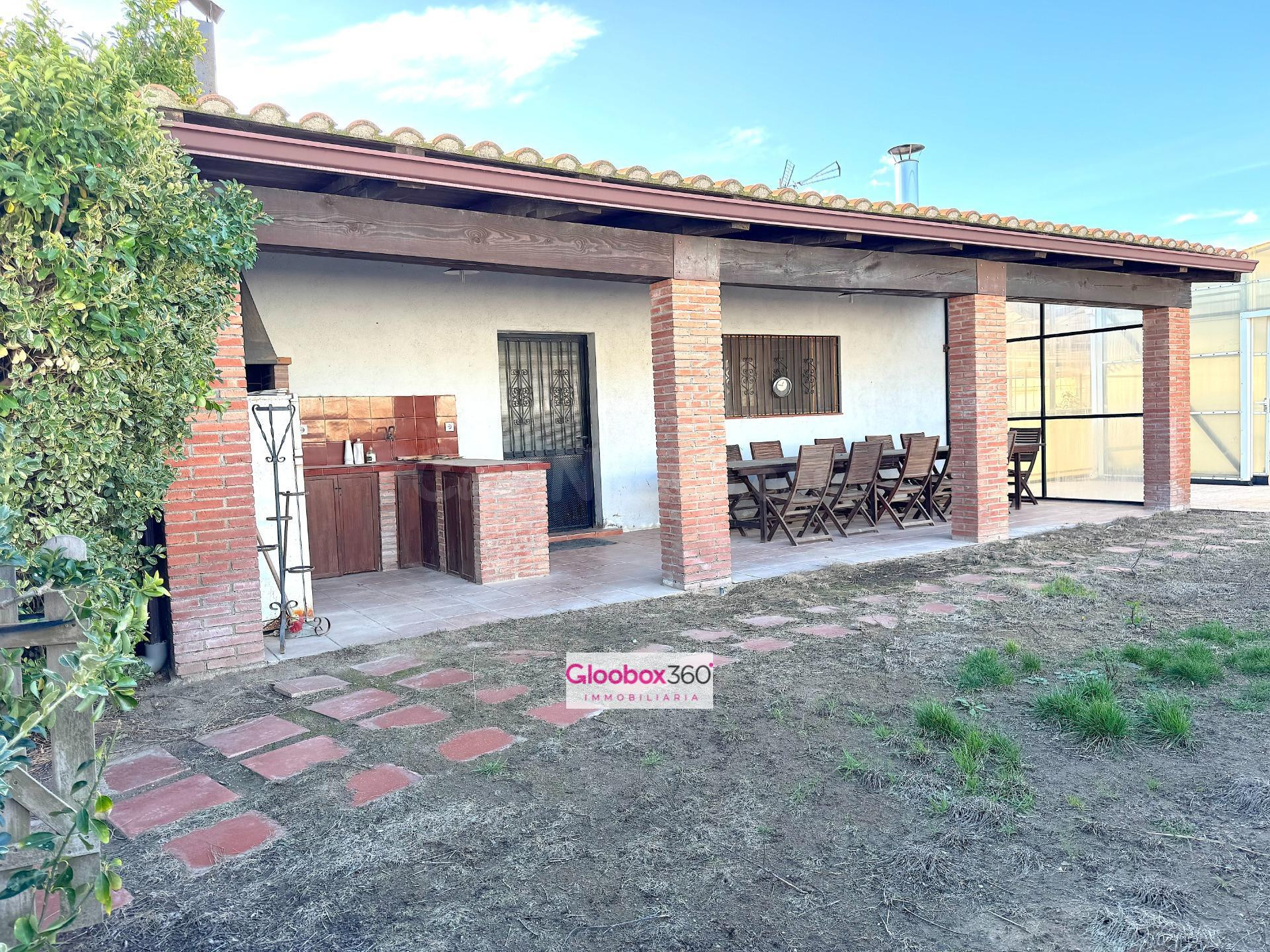 “Venta de explotación agrícola rentable: Infraestructura completa y operativa” más vivienda.