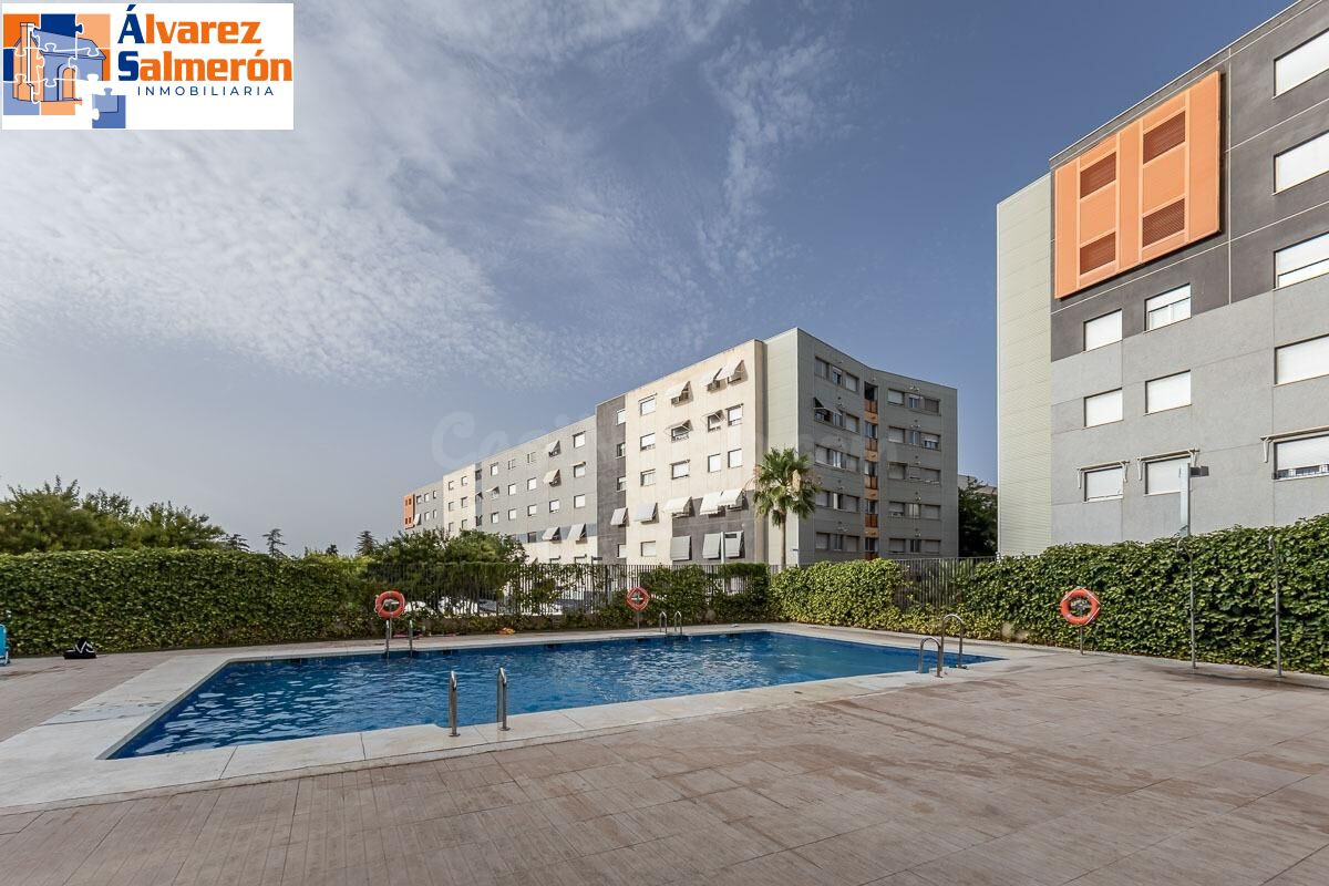 Piso con luz, vistas despejadas y urbanización ideal para familias en Alhendín