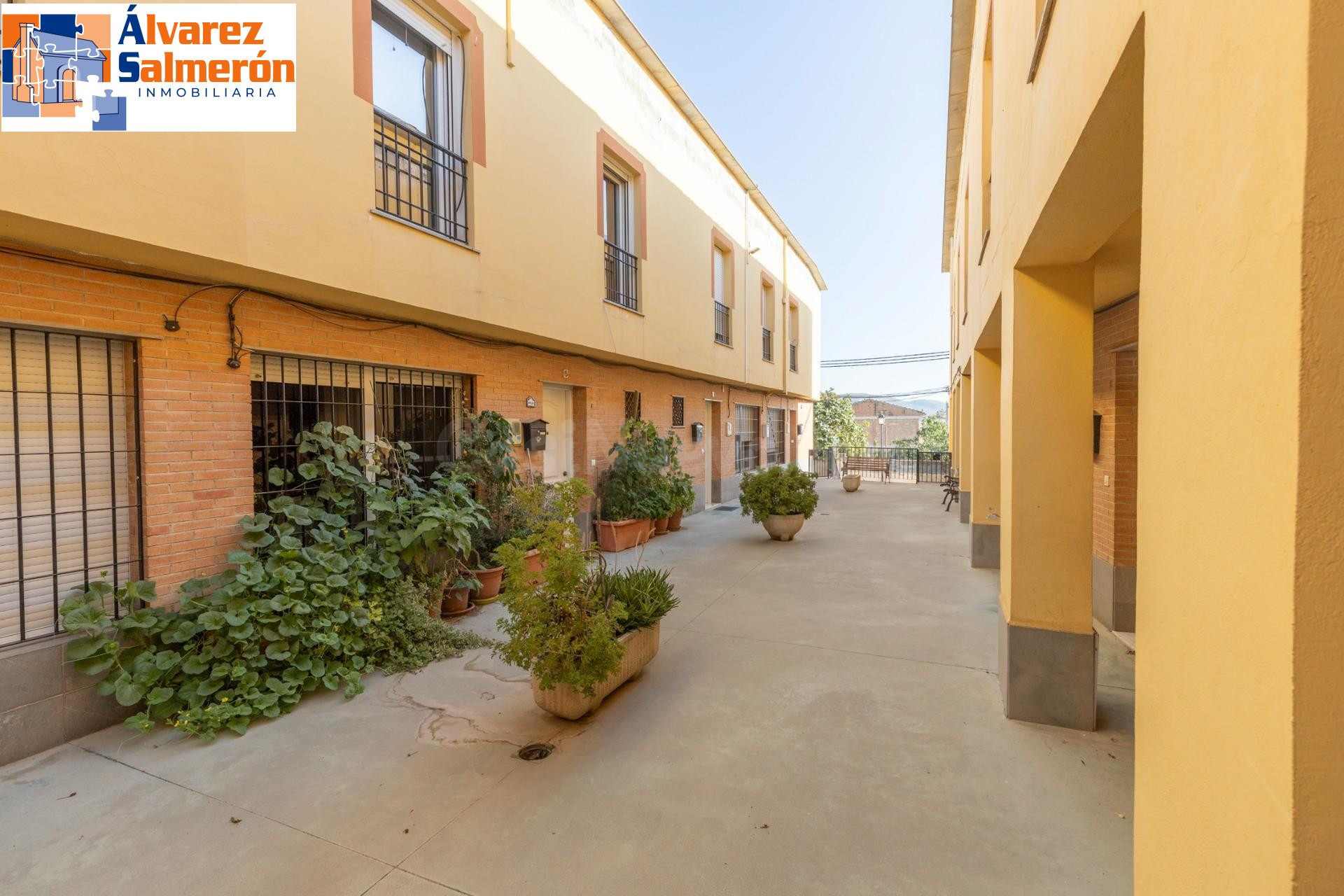 Vivienda unifamiliar adosada junto a polideportivo de Gójar