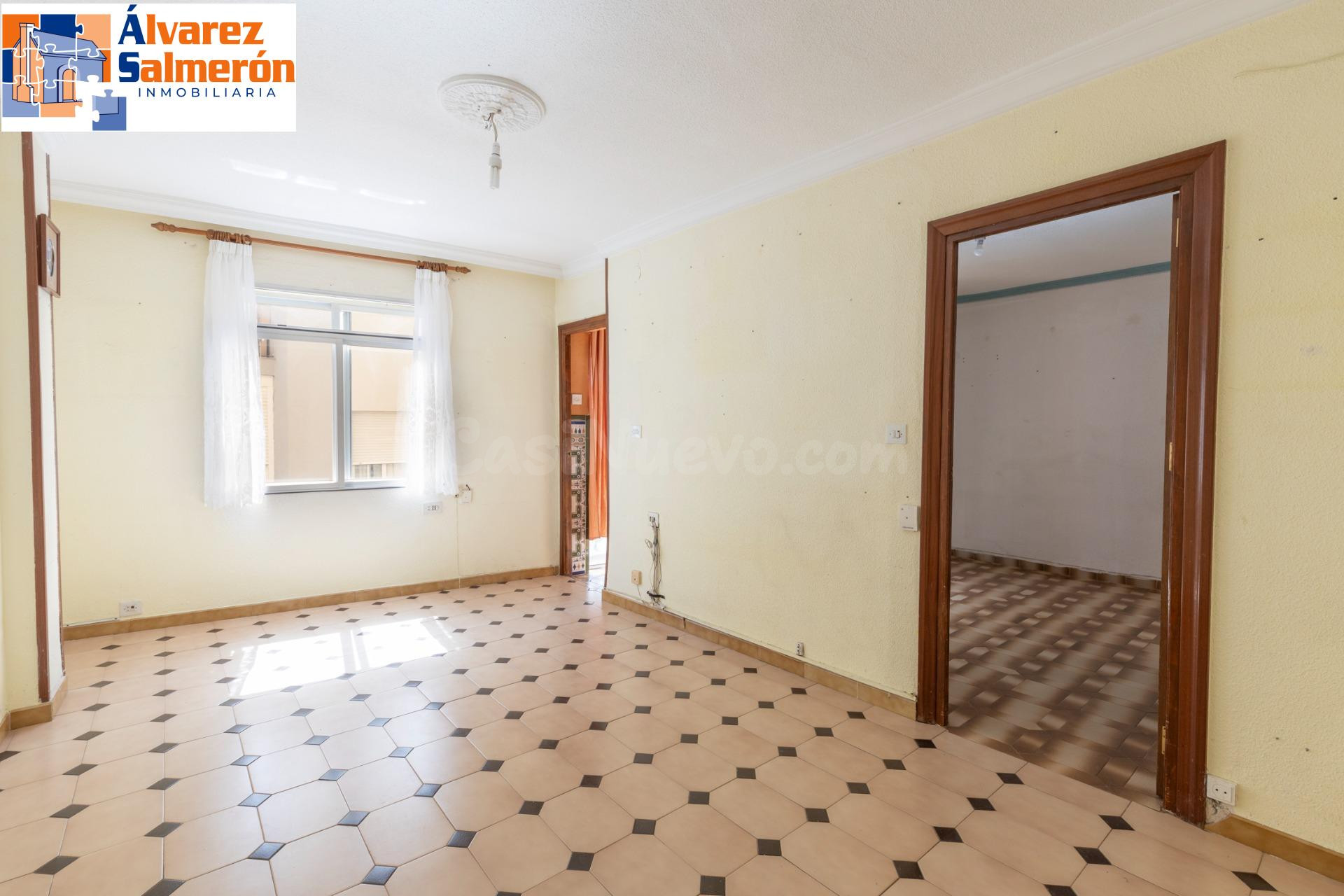 Piso de 3 dormitorios en planta alta, luminoso y con balcón en el Zaidín