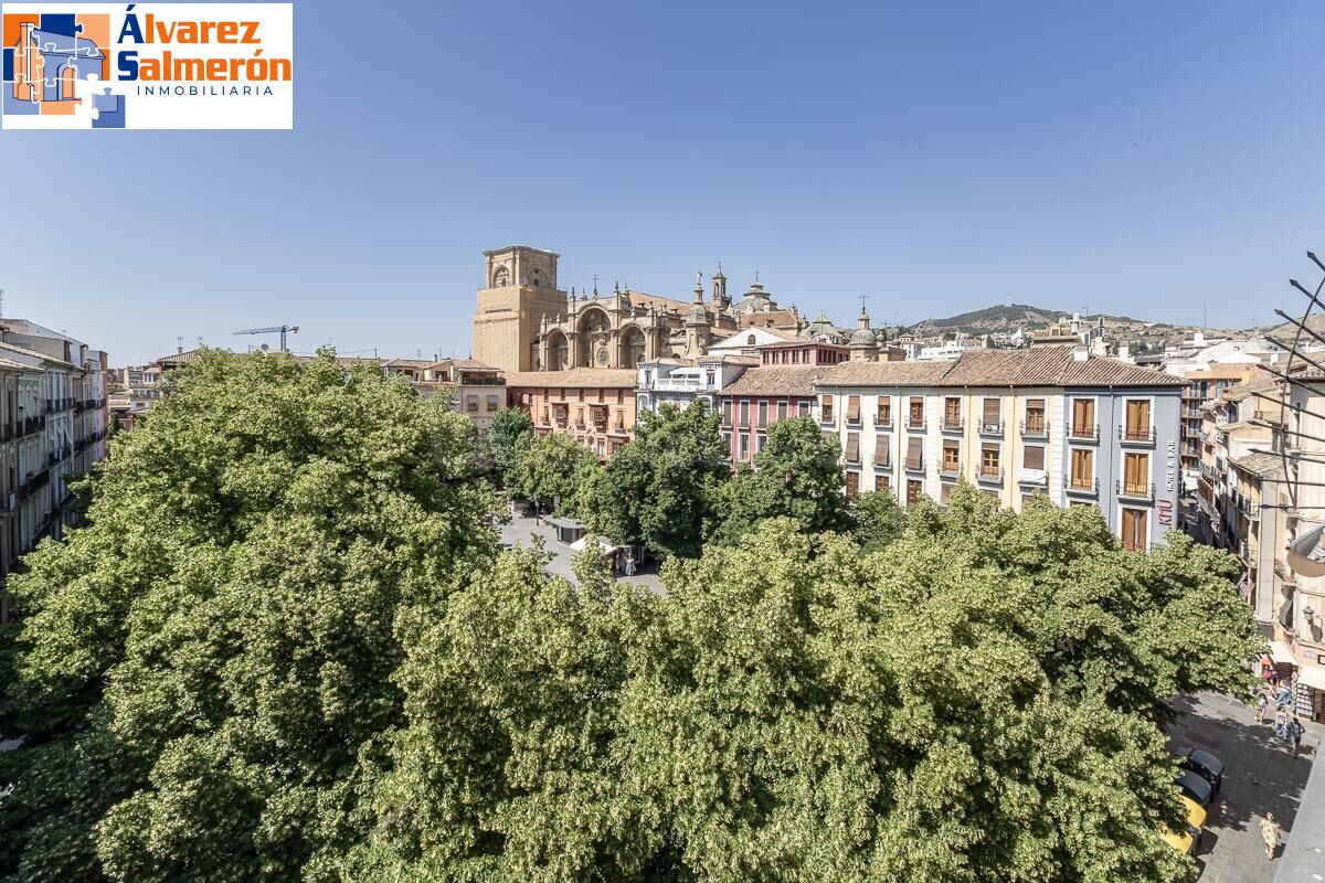 Exclusivo Piso Dúplex en el Corazón de Granada