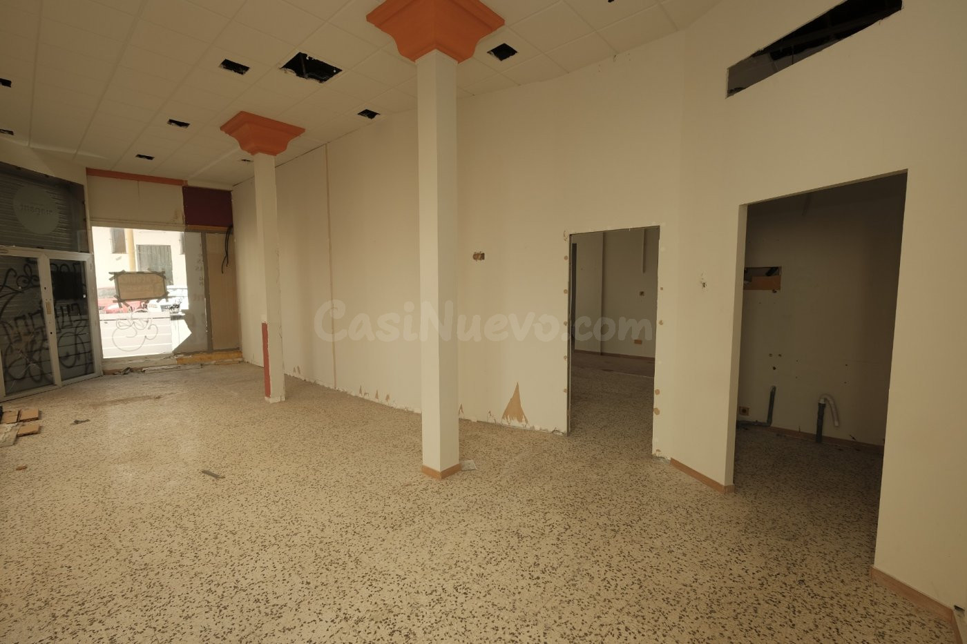 Local de 270 m2,  de esquina con sótano en el centro.