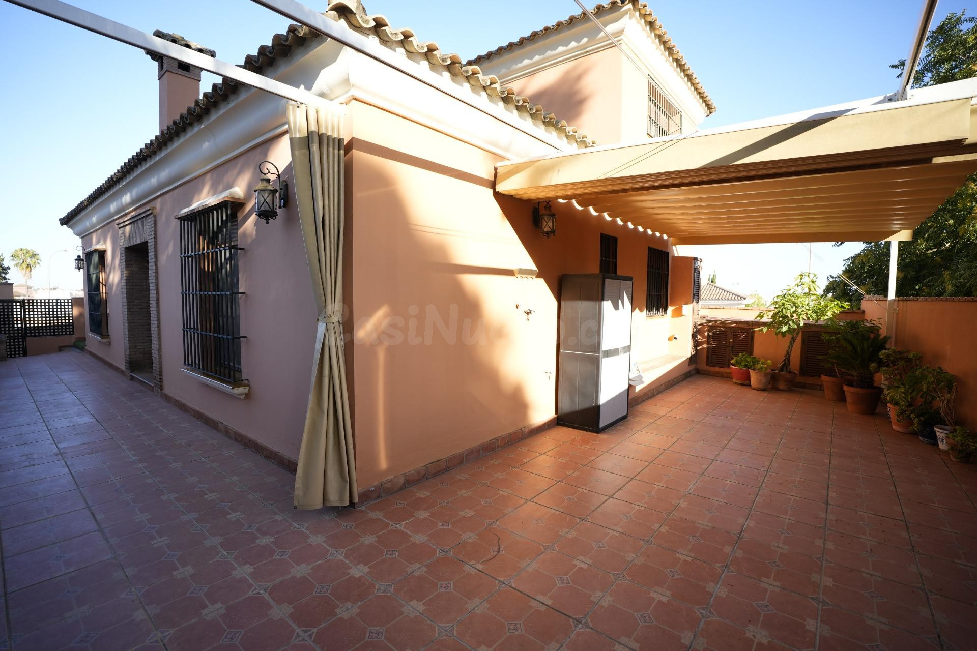 Chalet con 2 viviendas con local en Campo Alegre