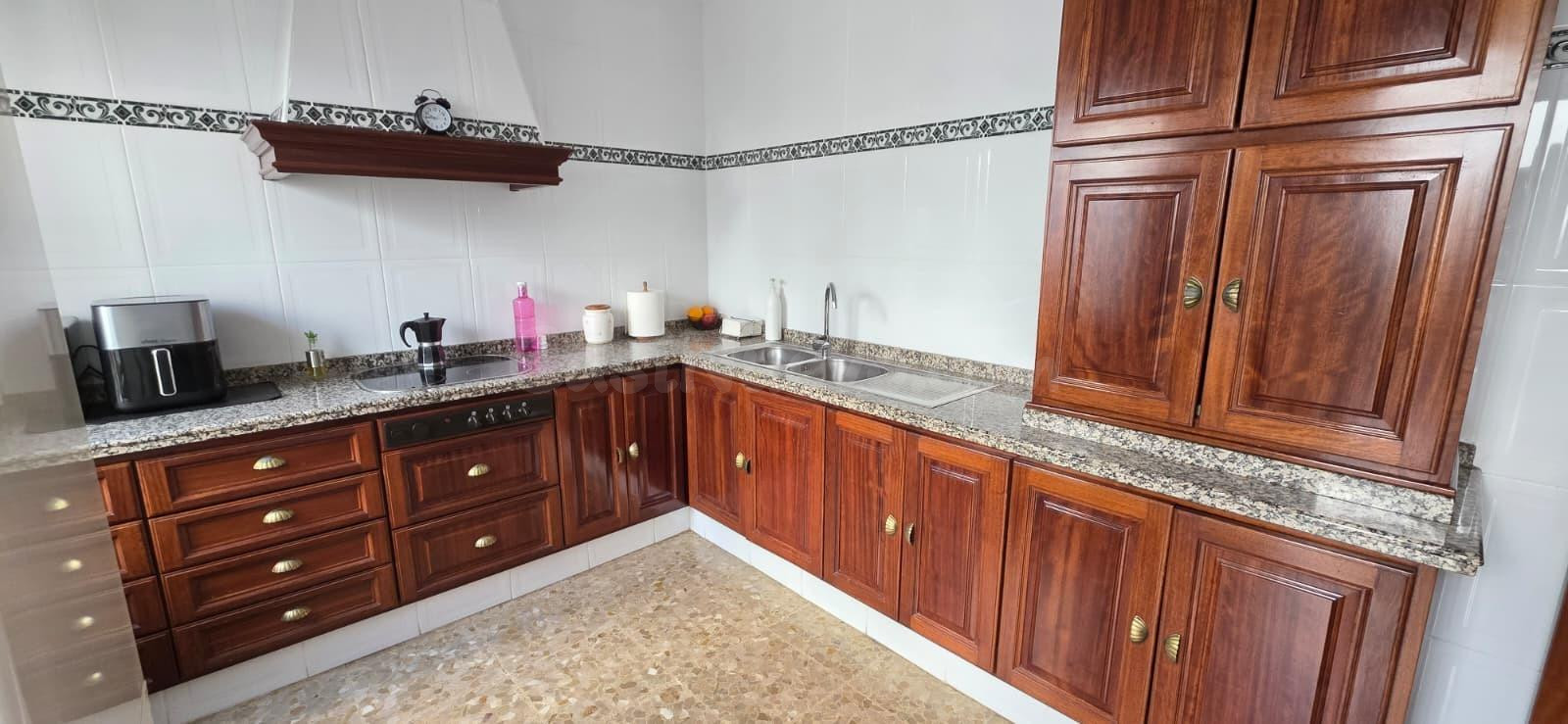 Casa zona El Punto con 4 garajes-almacenes