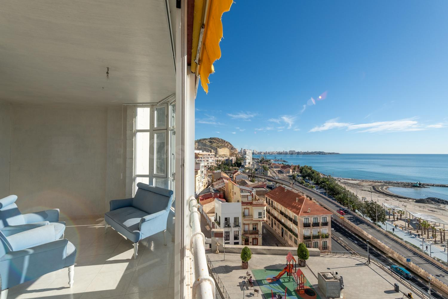 Magnífica vivienda en primera línea con vistas al Mar !!!