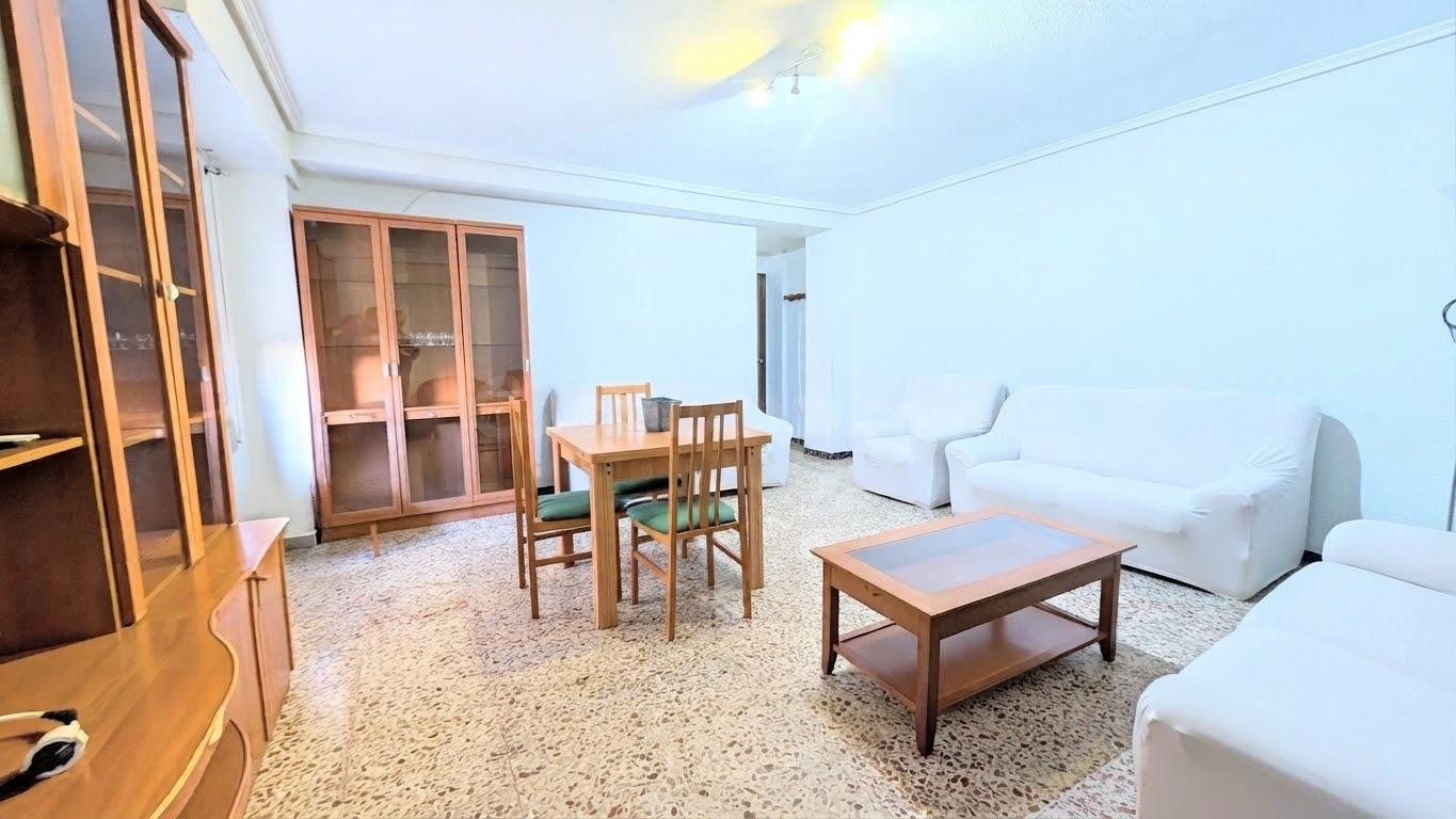 ¡AMPLIO PISO, 130 M2, CON BALCÓN, ASCENSOR, 4 DORMITORIOS, ORIENTACIÓN SUR, EXCELENTE UBICACIÓN JUNTO AVENIDA NOVELDA.