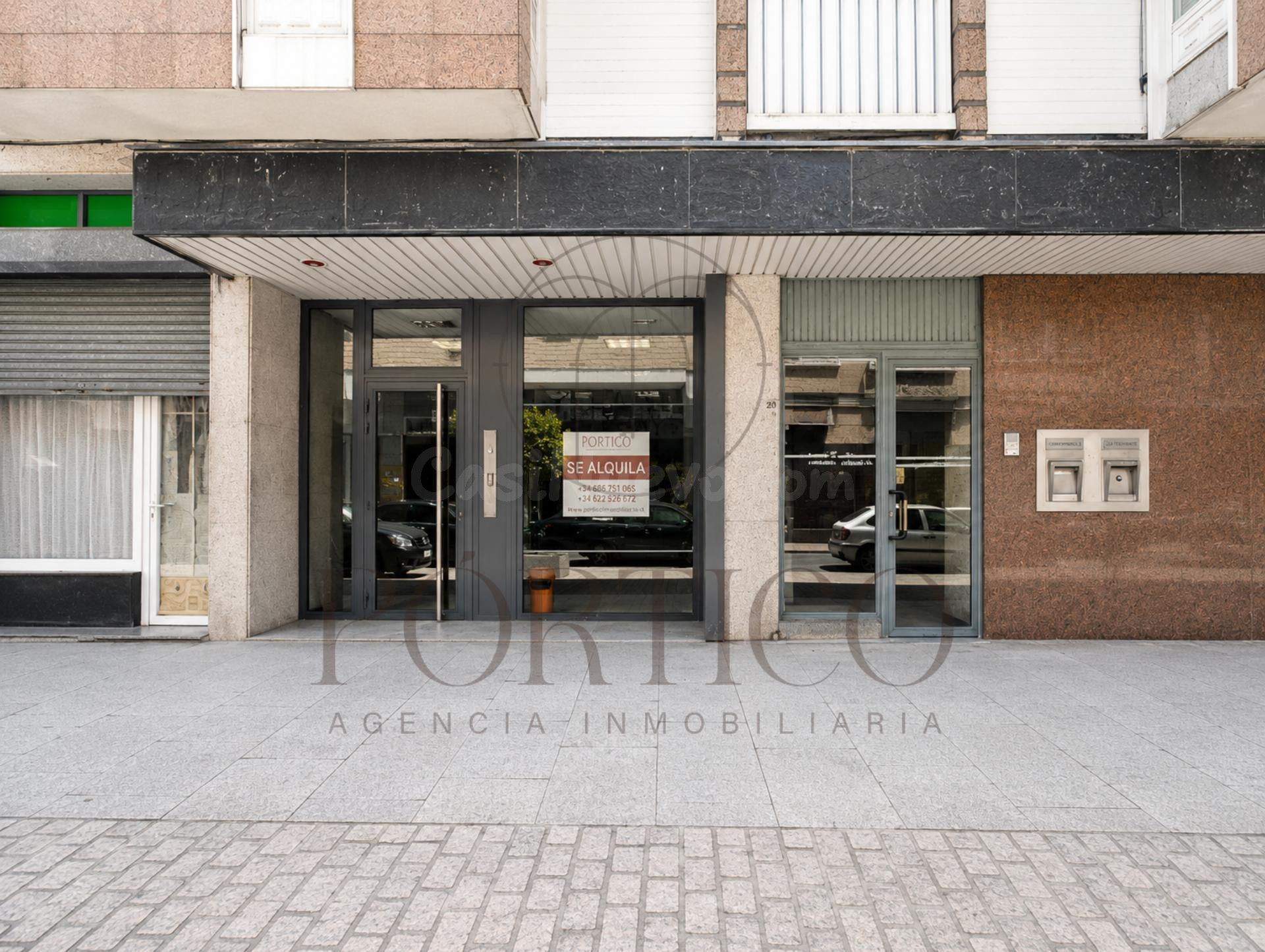 Amplio local comercial con gran visibilidad y escaparate acristalado