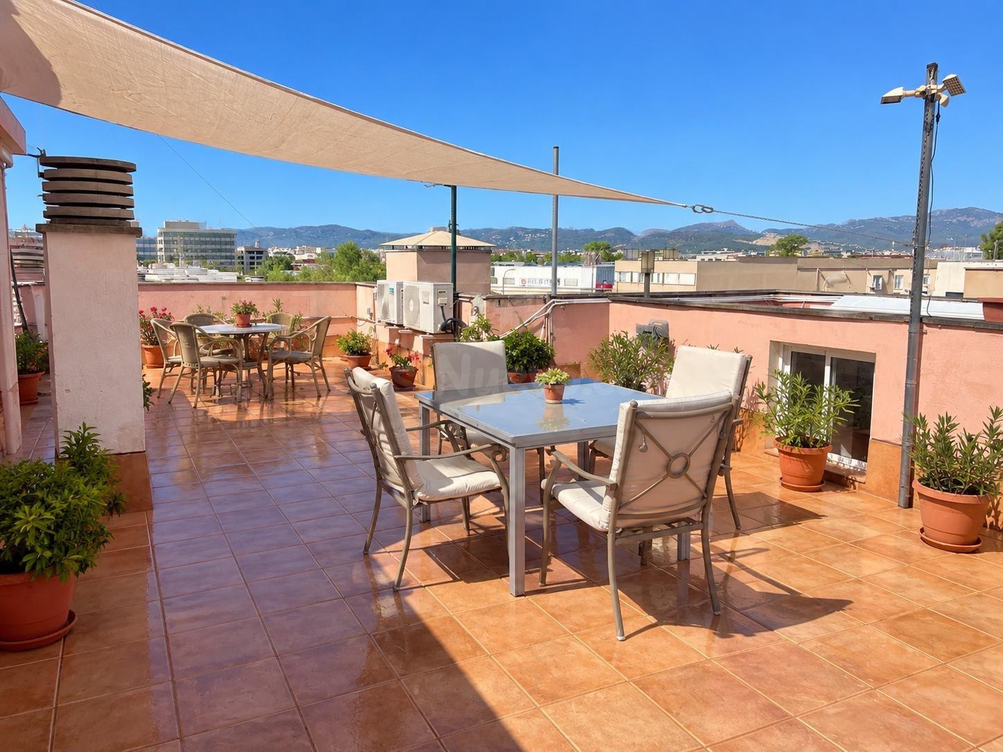 Piso de 90 m2 con terraza privada de 90 m2, estancia independiente, parking y trastero