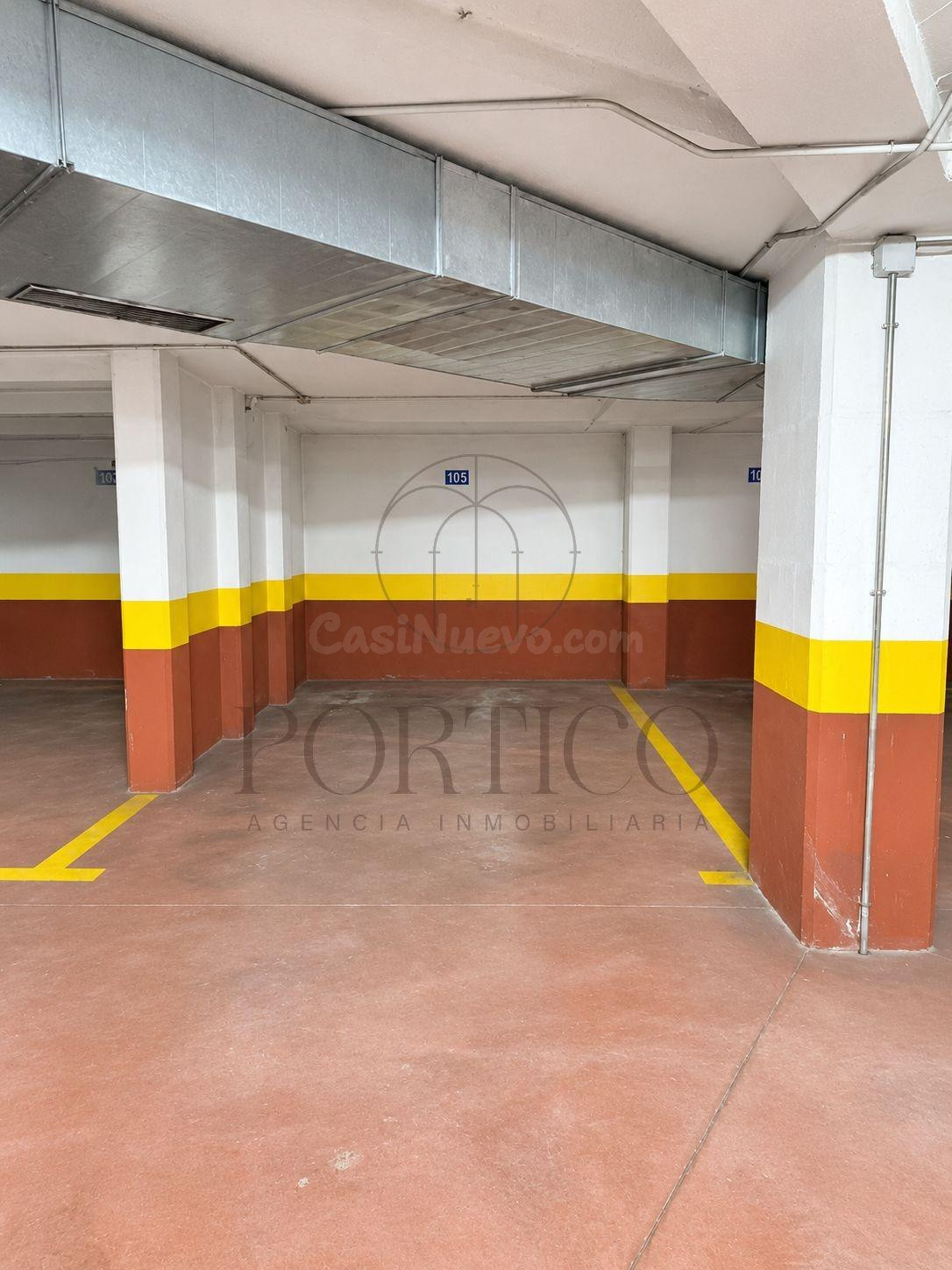 Se alquila amplia plaza de garaje por 50 € al mes.