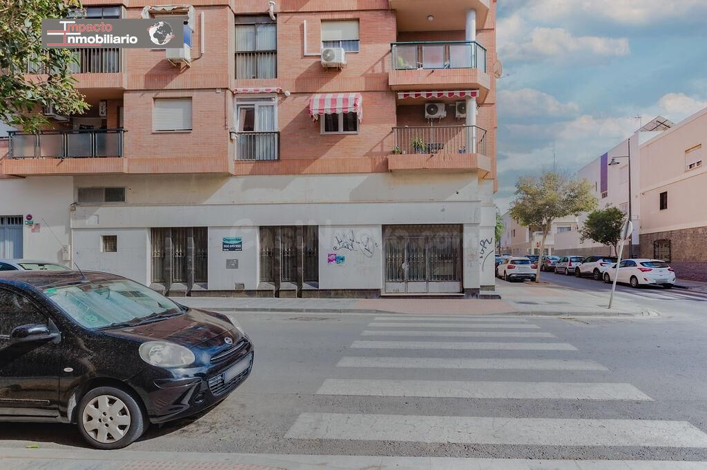 Amplio Local Comercial en la Zona de Tagarete, Almería - Oportunidad Única