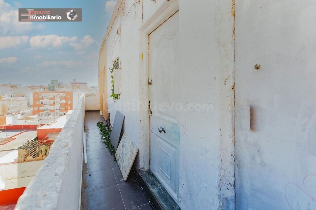 Piso OCUPADO en Venta para Reformar en Almería - Oportunidad Única