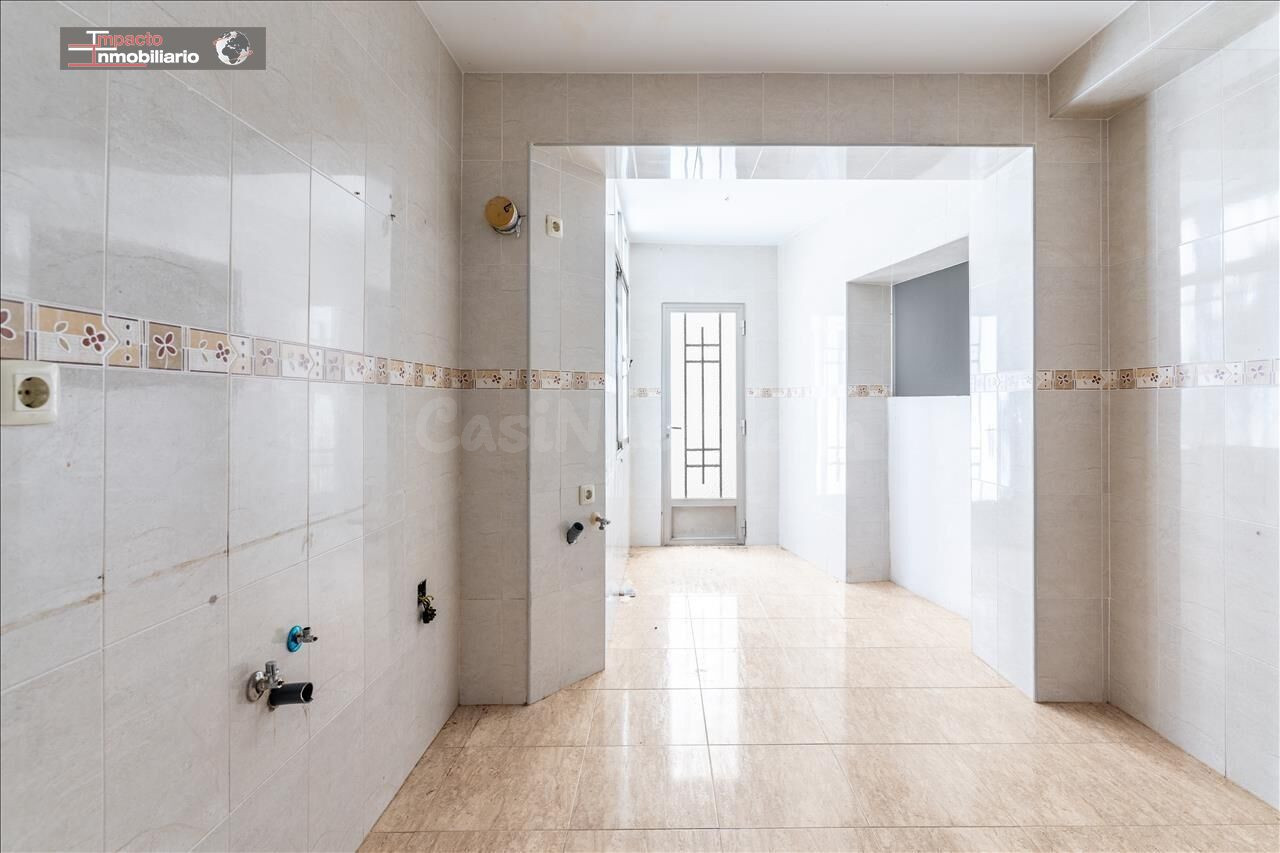 Oportunidad única en el centro de Gador: Piso para reformar a tu gusto por solo €55,000