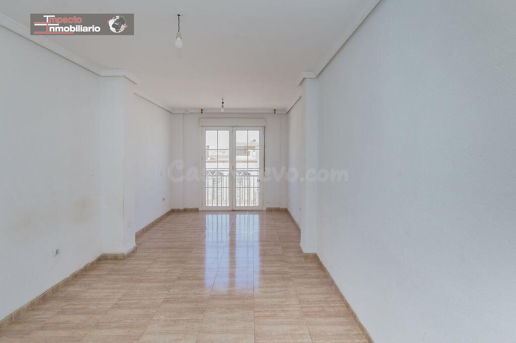 Piso en venta para reformar en Roquetas de Mar - Oportunidad única por €99,000