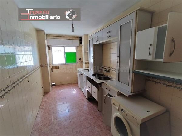Amplio Piso en el Centro de El Ejido - Oportunidad para Reformar por €71,999.98