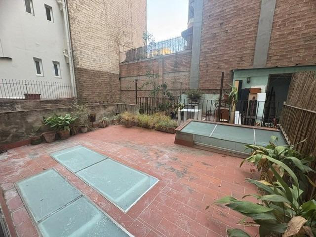 PRINCIPAL CON PATIO EN PLENO EIXAMPLE CON MUCHISIMAS POSIBILIDADES - foto 3