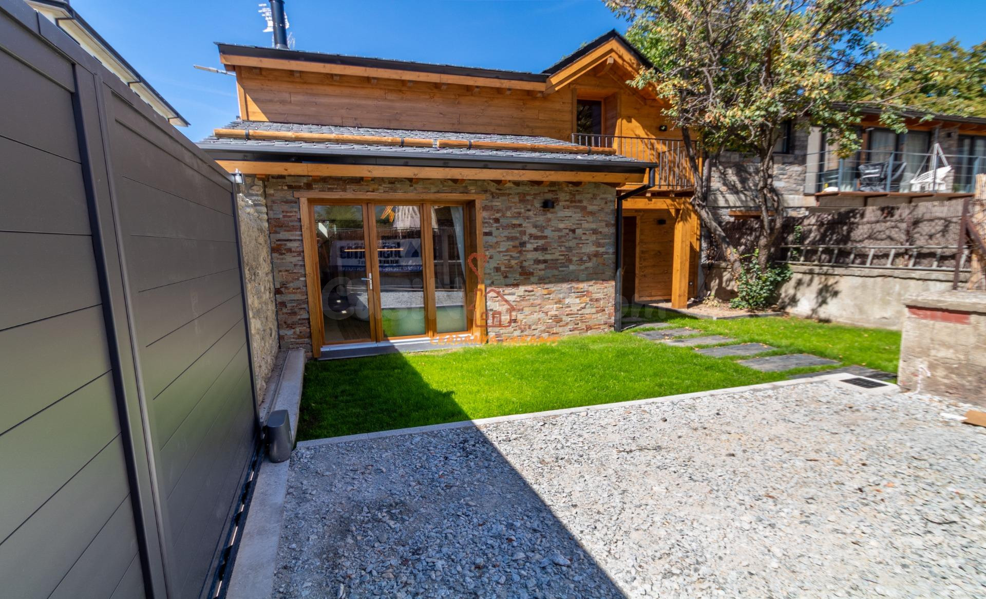 céntrica casa con jardín