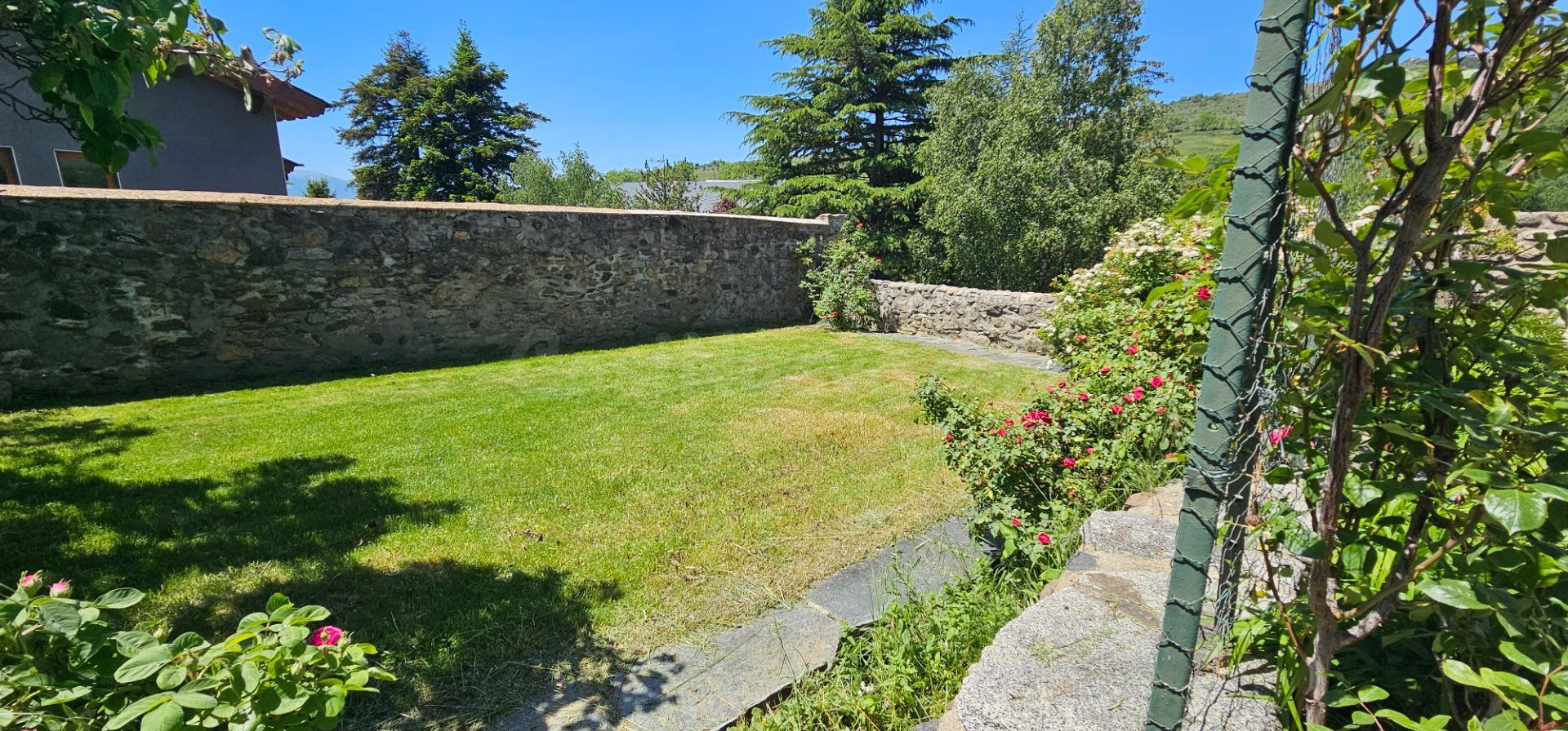 Casa con jardín y vistas