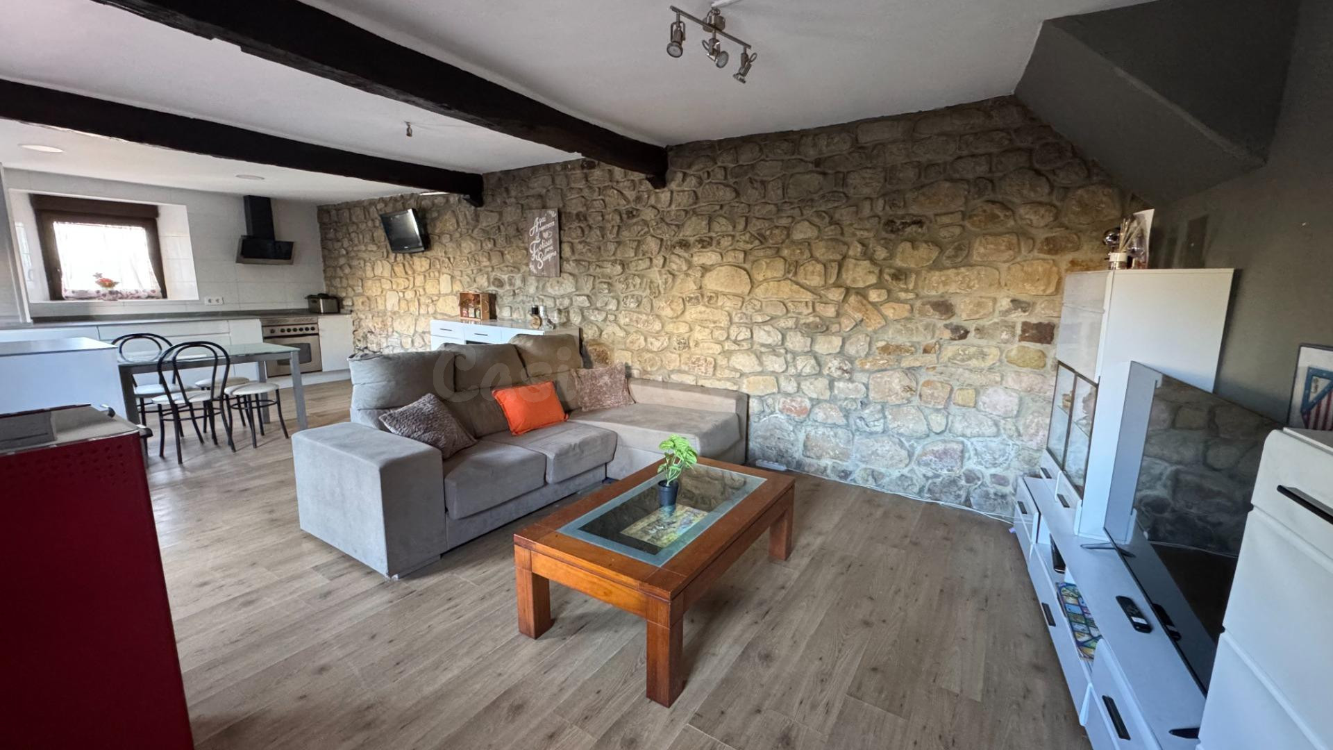 Casa de pueblo pareada reformada con patio de 50 m2 y anexo de 76 m2 en Bolmir (a 5 min de Reinosa)