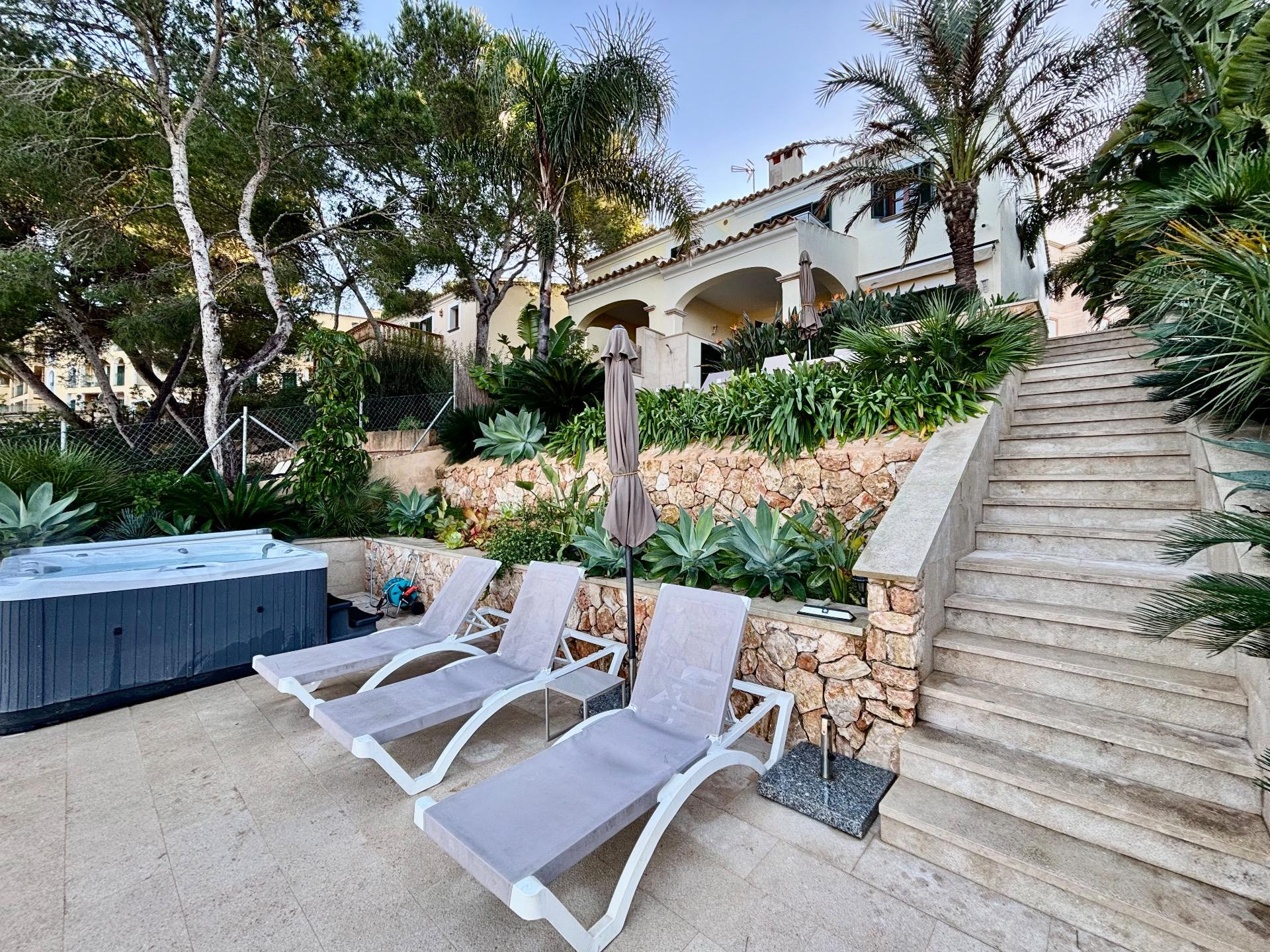 EXCLUSIVO CHALET EN PRIMERA LINEA DE MAR CON LICENCIA VACACIONAL