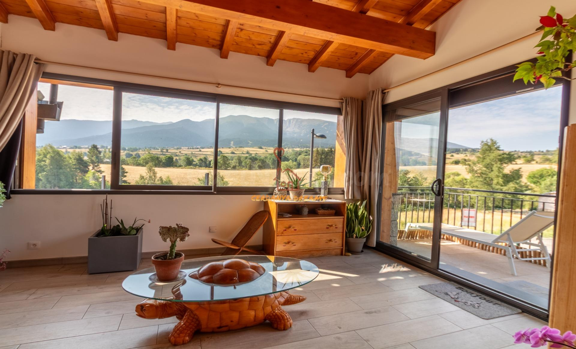 Exclusivo Chalet en La Cabanasse con Vistas Despejadas y Ori - foto 2